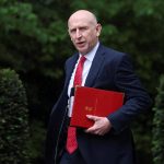 Dimisión sorpresiva del secretario de Defensa británico John Healey