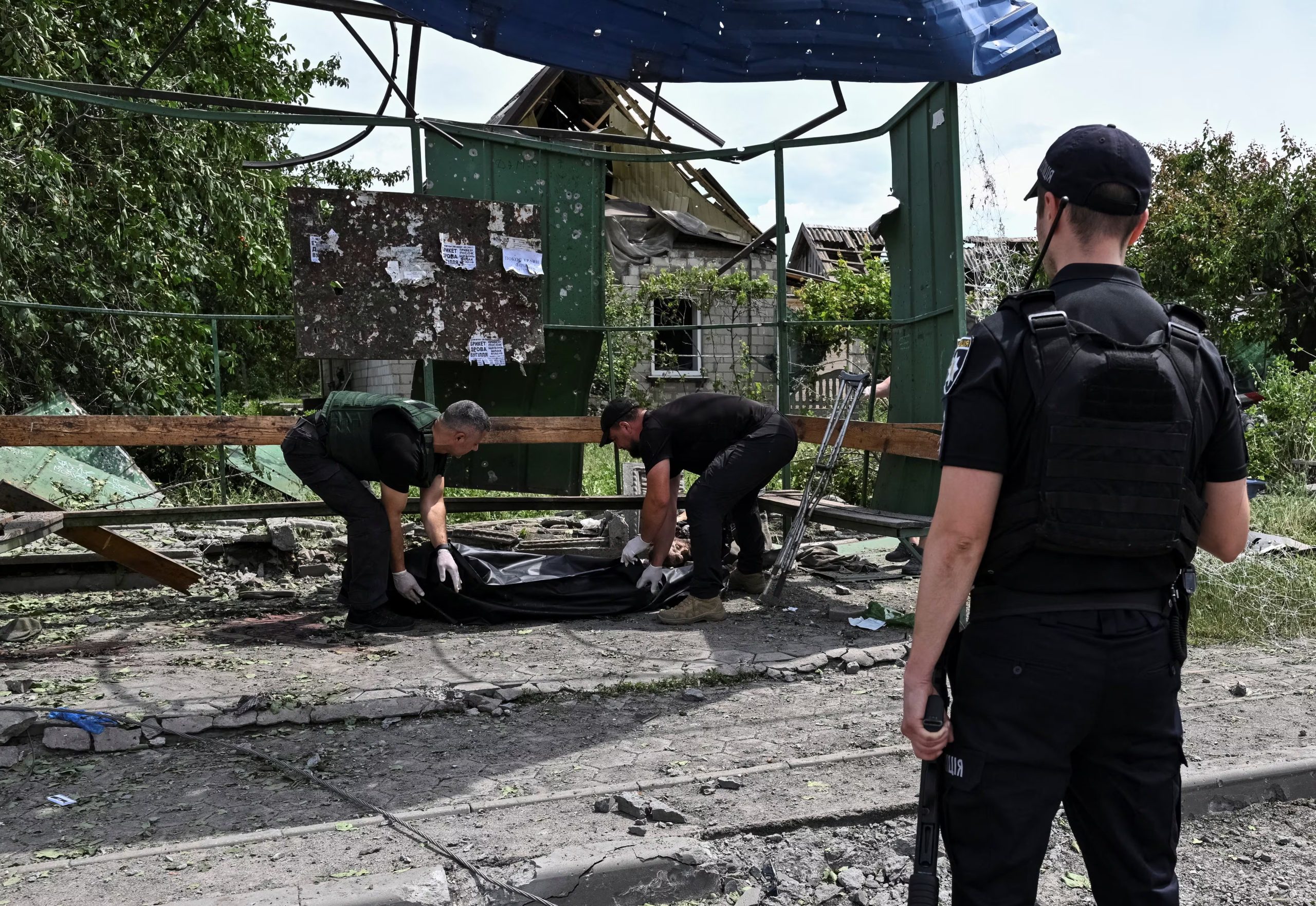 Personal médico recoge el cuerpo de un civil muerto en una parada de autobús tras un ataque aéreo ruso en Zaporiyia, Ucrania, el 7 de junio de 2026. (REUTERS)