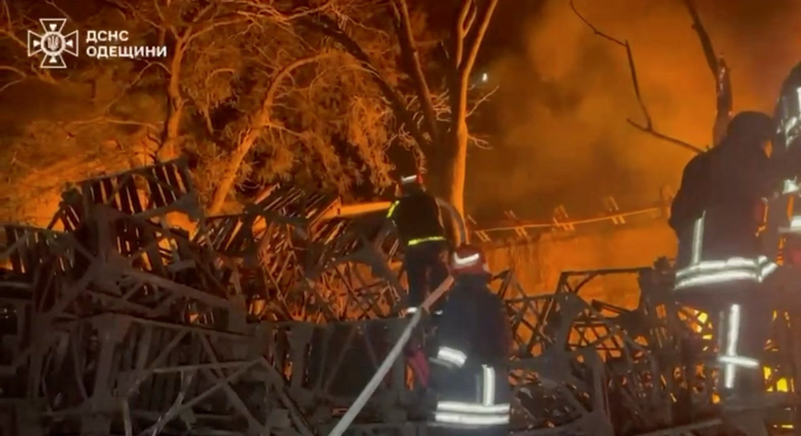 El viceprimer ministro ucraniano, Oleksi Kuleba, informó que un ataque con drones incendió una embarcación mercante que navegaba bajo bandera panameña en el mar Negro (REUTERS)