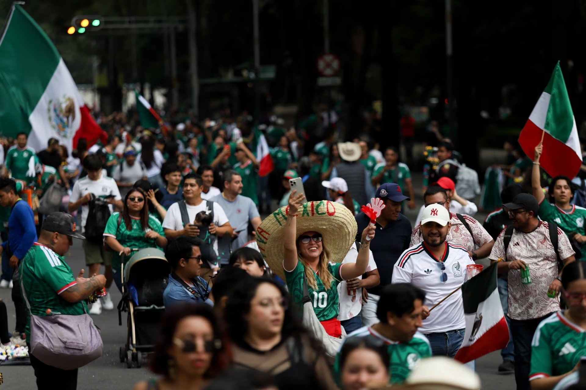 La Secretaría de Movilidad de la CDMX habilitó ocho rutas especiales de transporte con tarifas de 350 y 500 pesos en viaje redondo para que los aficionados lleguen al Estadio Ciudad de México los días de partido sin usar automóvil.
FOTO: GRACIELA LÓPEZ/CUARTOSCURO.COM