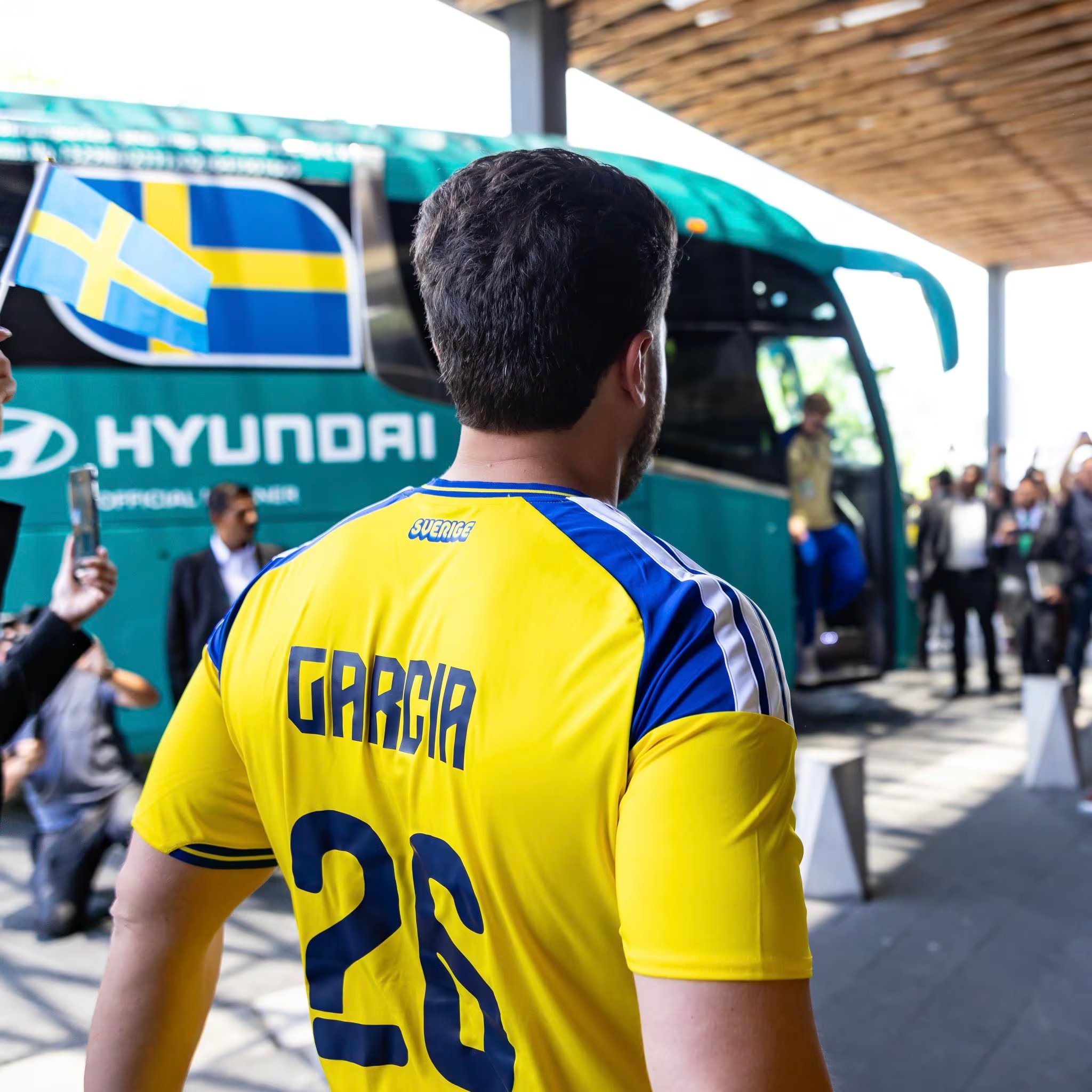 Samuel García portó la camiseta sueca y entregó sombreros norteños a jugadores y cuerpo técnico del seleccionado. (X/ @samuel_garcias)