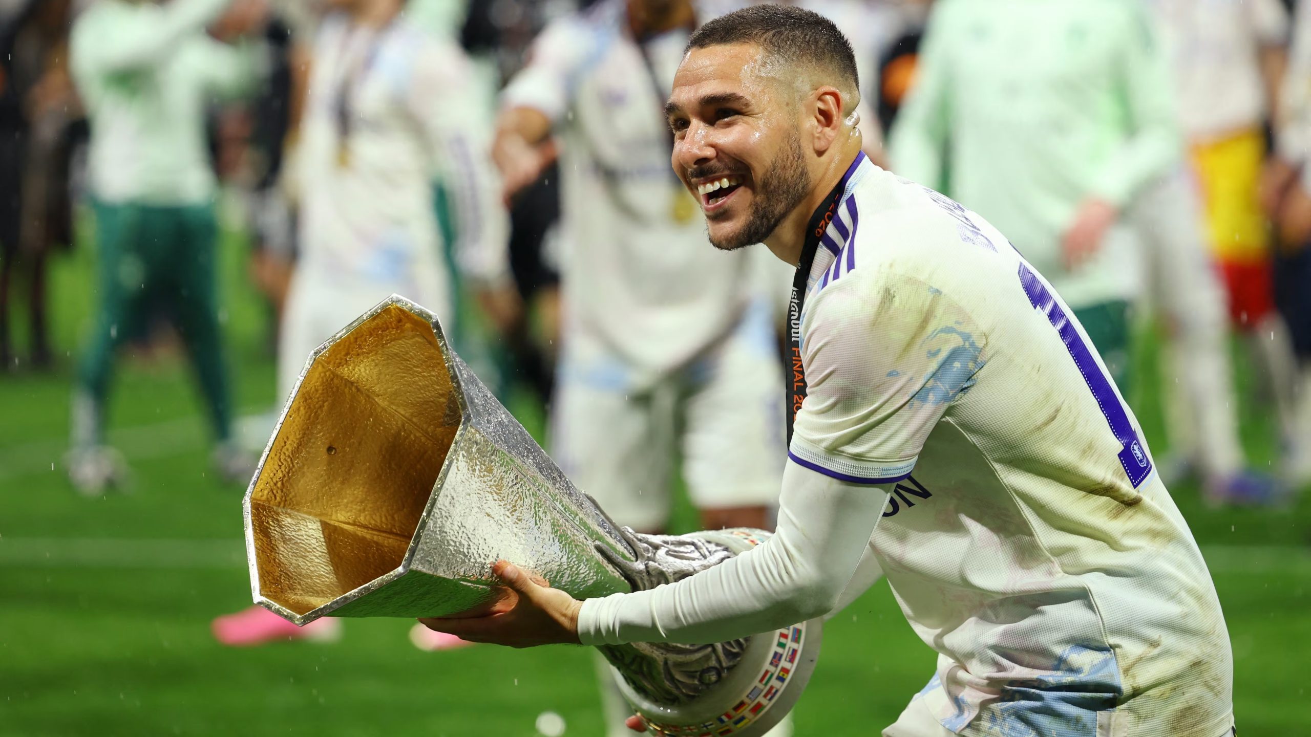 Emiliano Buendía, con el trofeo de la europa League (REUTERS/Kemal Aslan)