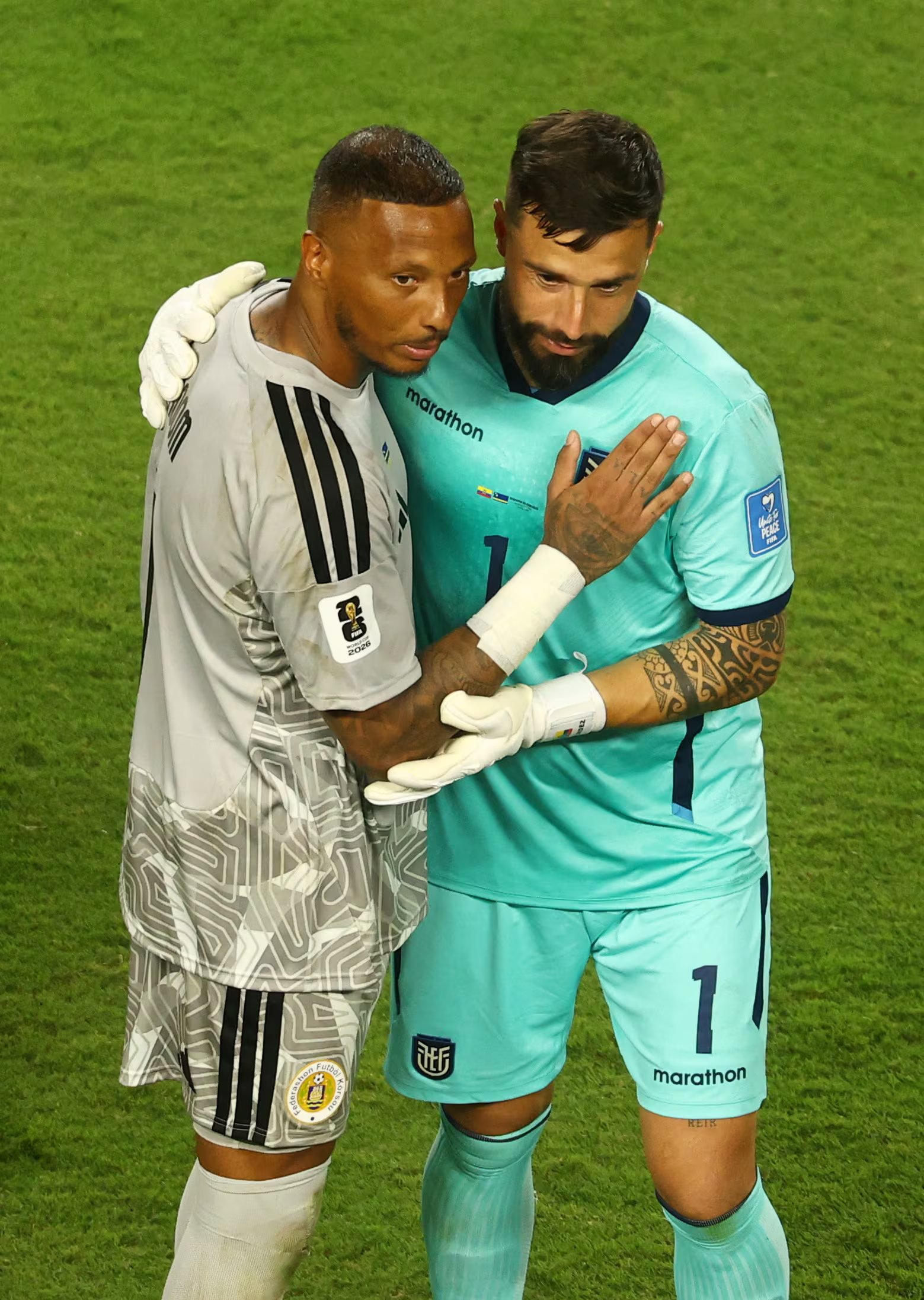 Eloy Room se saluda con Hernan Galindez tras el partido en el Mundial 2026 | REUTERS/Kai Pfaffenbach