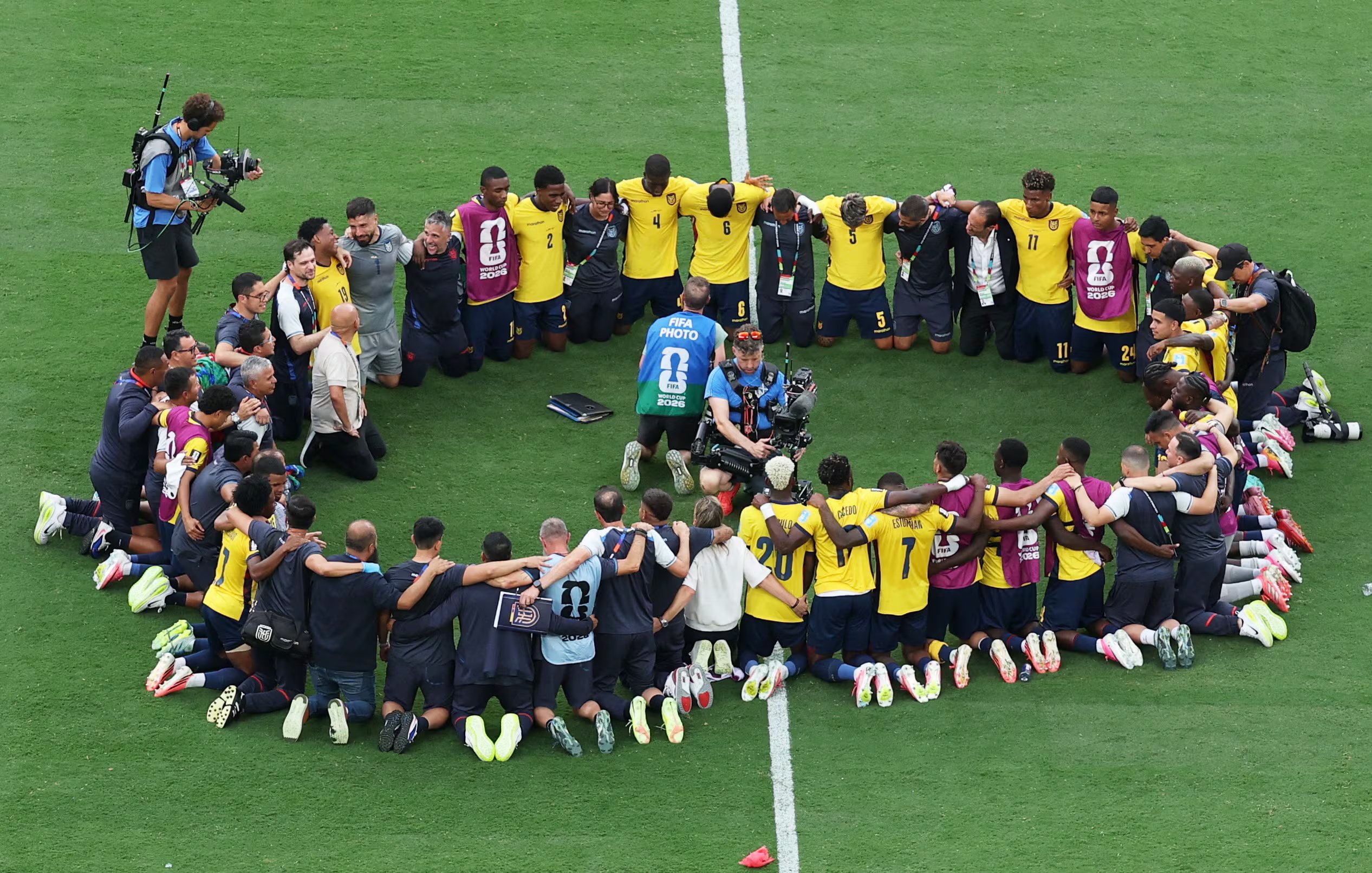 Jugadores de Ecuador forman un círculo en el campo para celebrar tras el partido. Crédito: REUTERS/John Sibley