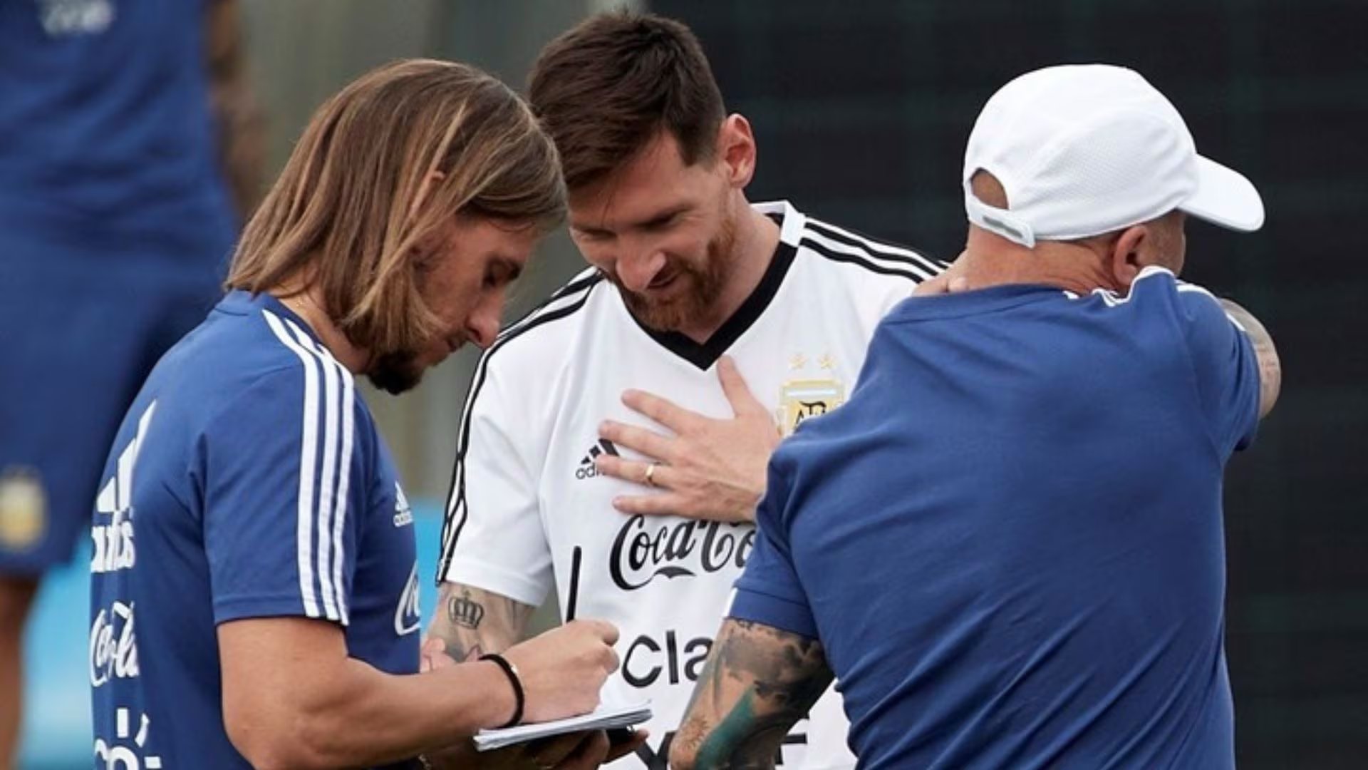 Sebastián Beccacece explicándole a Leo Messi una estrategia mientras Jorge Sampaoli se desmarca. - Crédito: EFE