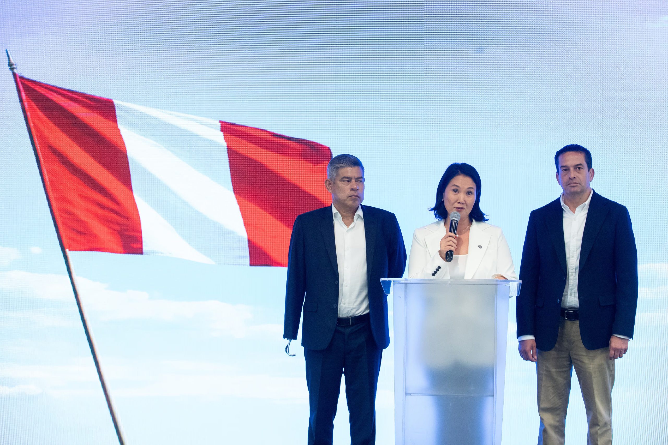 La candidata presidencial peruana Keiko Fujimori (C) habla en una conferencia de prensa, junto a Luis Galarreta (I) y Miki Torres (D) en Lima, Perú, el 13 de abril de 2026. Fujimori, hija y heredera política del expresidente Alberto Fujimori (1990-2000), es la favorita para competir una vez más por la presidencia peruana en una segunda vuelta electoral tras la votación de este domingo, enfrentándose a un oponente que se decidirá voto por voto en un recuento largo y lento entre seis candidatos que están empatados en las encuestas a pie de urna. EFE/ Renato Pajuelo
