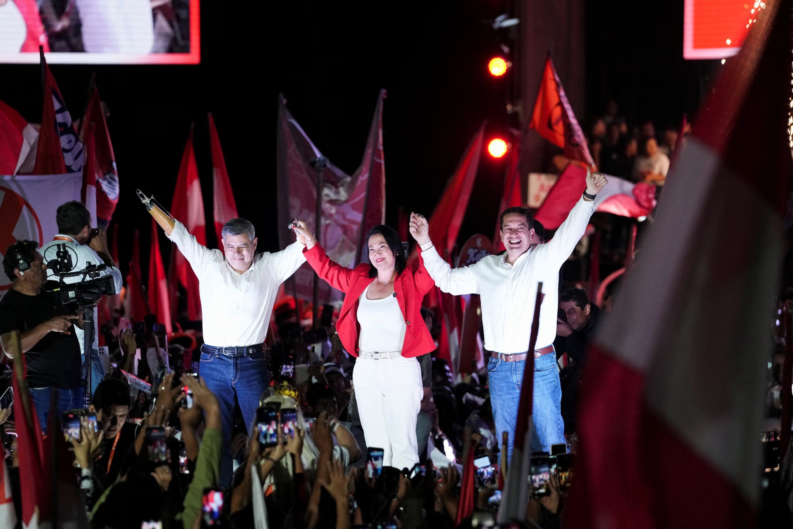 Peruvian presidential candidate Keiko Fujimori and Vice Presidential candidates Luis Galarreta Velarde and Miguel Torres Morales hold hands during Fujimori's closing campaign ahead of the June 7 runoff election against Roberto Sanchez, in Lima, Peru, June 4, 2026. REUTERS/Angela Ponce