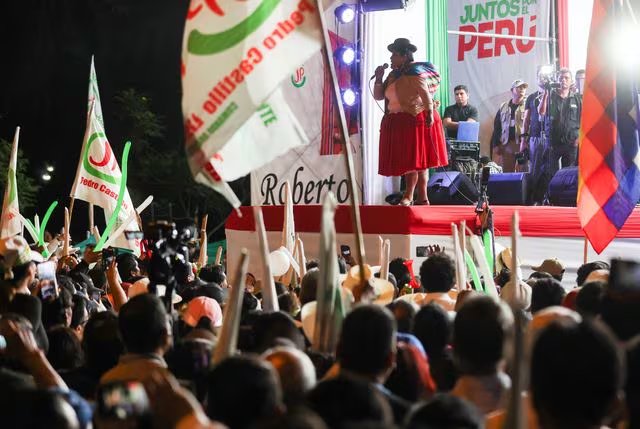 Together for Peru's candidate for second vice president, Brigida Curo Bustincio, addresses a gathering during Peruvian presidential candidate Roberto Sanchez's closing campaign ahead of the June 7 runoff election against Keiko Fujimori, in Lima, Peru, June 4, 2026. REUTERS/Alessandro Cinque