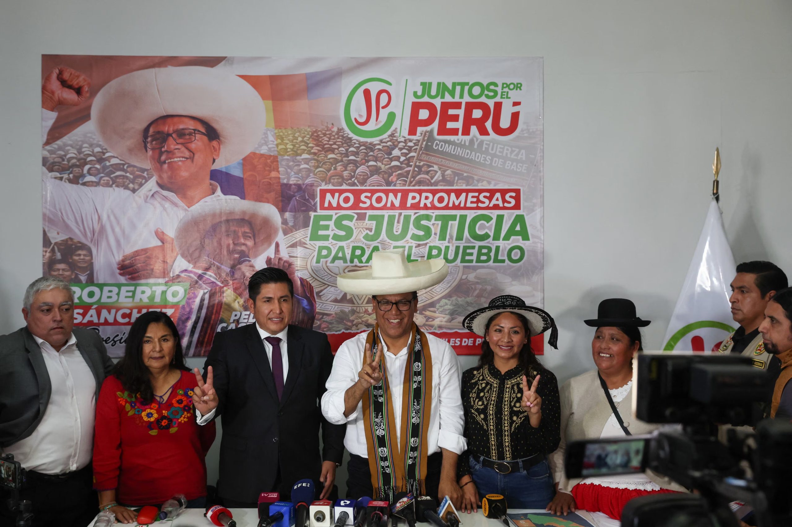 Peru's presidential candidate Roberto Sanchez poses during a meeting with the media as Peru's electoral board reviews contested ballots from the June 7 runoff election between Sanchez and candidate Keiko Fujimori, in Lima, Peru June 18, 2026. REUTERS/Alessandro Cinque