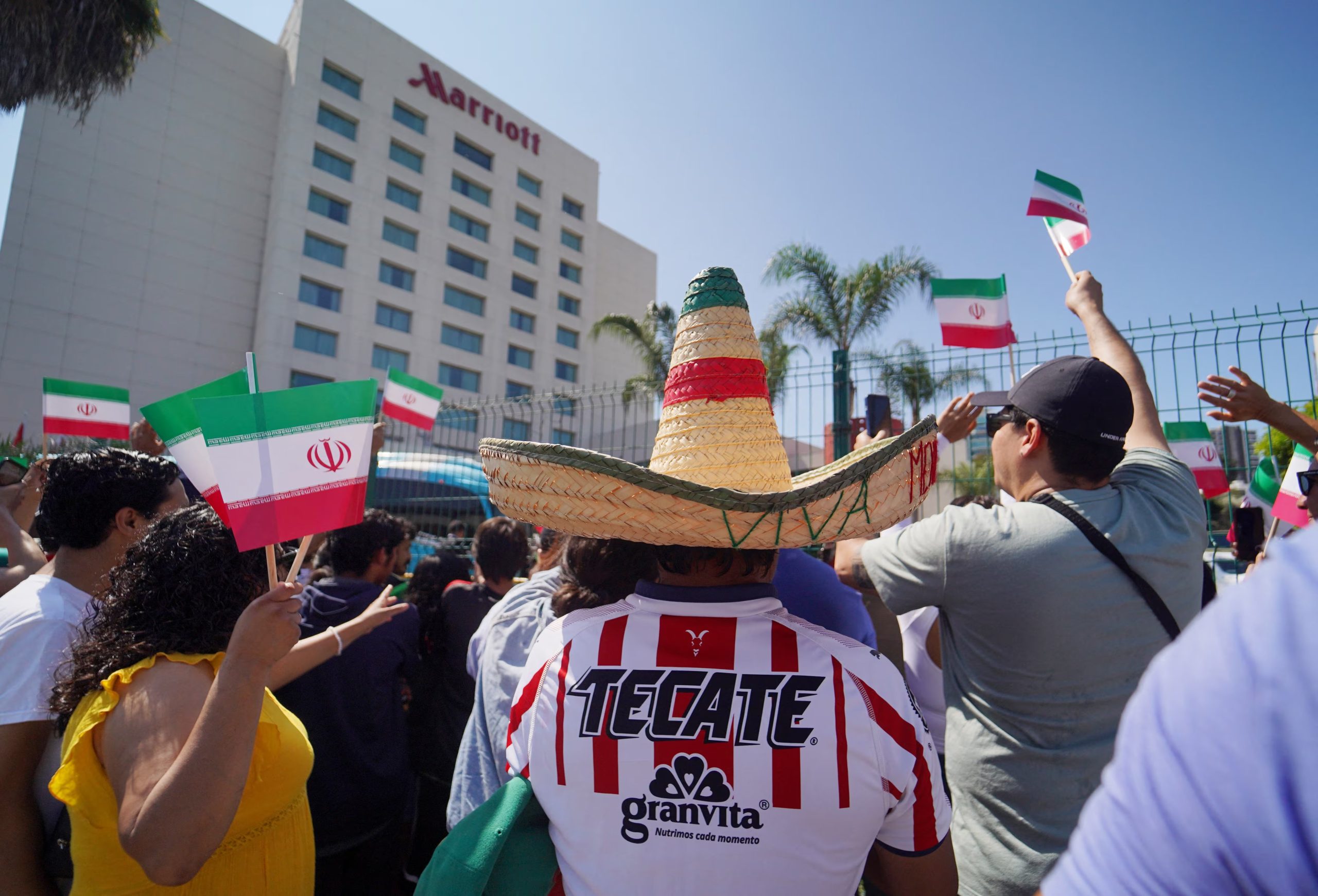 Durante su estancia, aficionados de Tijuana se acercaron al hotel para pedir autógrafos, tomarse fotografías y mostrar apoyo al plantel. Con el paso de los días, el dispositivo de seguridad se relajó (REUTERS/Victor Medina)