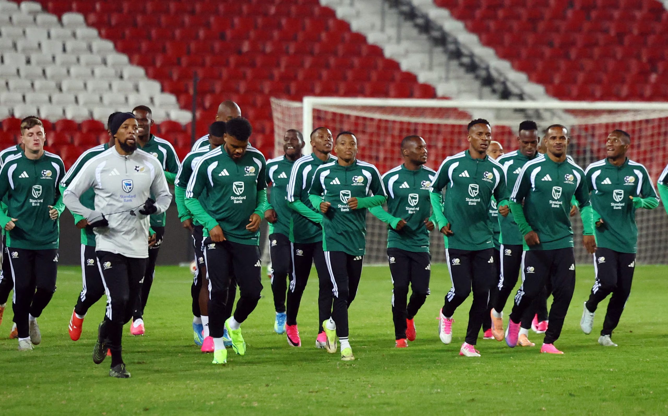 FOTO DE ARCHIVO: Fútbol - Copa Mundial de la FIFA 2026 - Entrenamiento de Sudáfrica - Estadio Orlando, Soweto, Sudáfrica - 28 de mayo de 2026. Jugadores de Sudáfrica durante el entrenamiento. REUTERS/Siphiwe Sibeko/File Photo