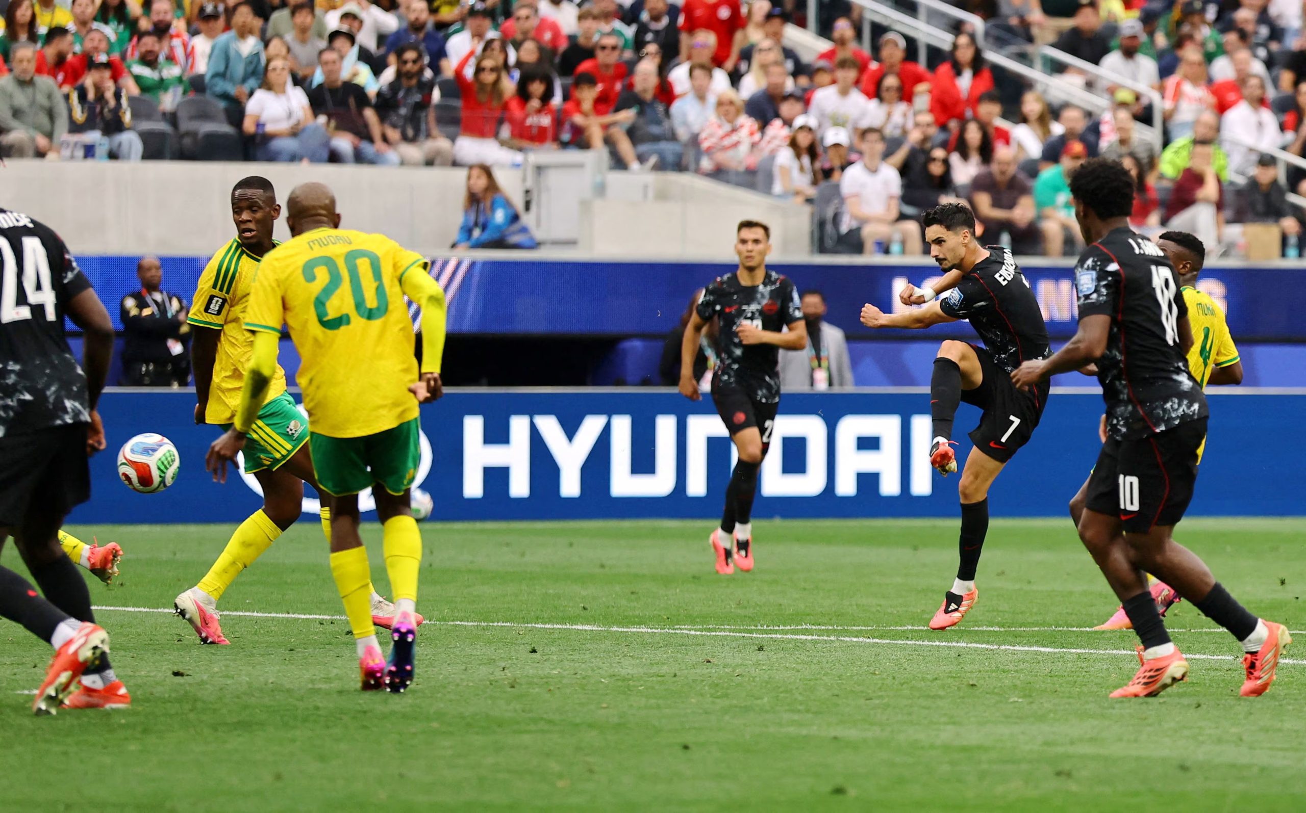 Fútbol - Copa Mundial de la FIFA 2026 - Dieciseisavos de final - Sudáfrica vs. Canadá - Estadio de Los Ángeles, Inglewood, California, EE. UU. - 28 de junio de 2026. Stephen Eustaquio, de Canadá, anota el primer gol de su selección. REUTERS/Daniel Cole