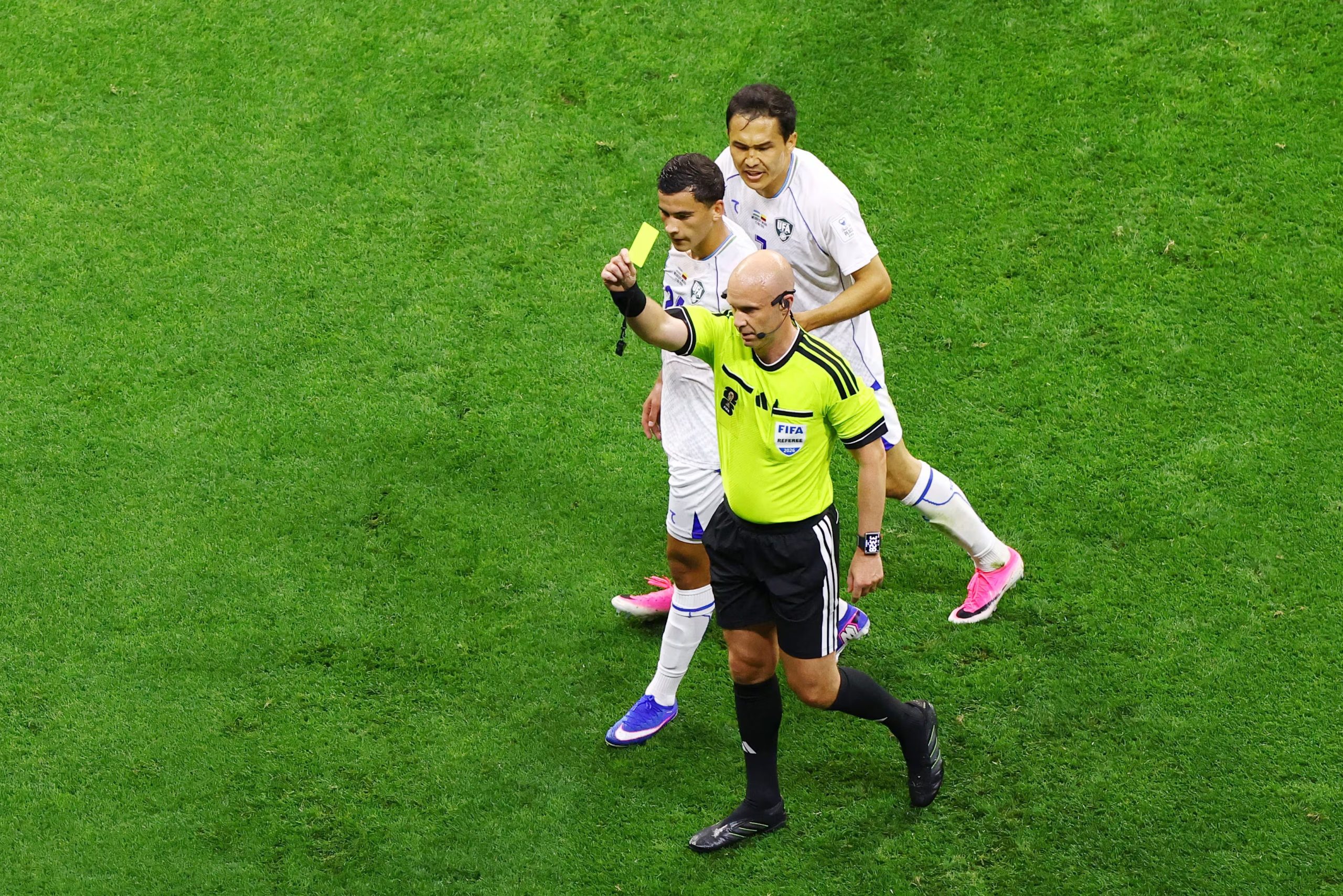 Por la acción de fuerza desmedida, el árbitro Anthony Taylor sacó tarjeta amarilla a Khusanov - crédito Henry Romero/REUTERS