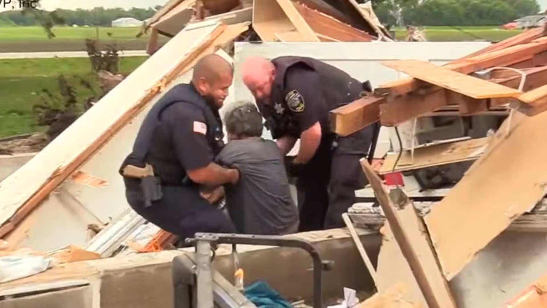 El Servicio Meteorológico Nacional de Chicago informó que los tornados de Streator, Illinois, y Kouts, Indiana, alcanzaron categoría EF-3 con vientos de entre 218 y 266 km/h (ABC News)