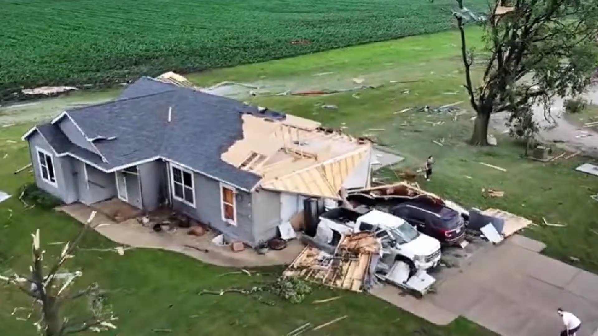 En Streator, Illinois, casi una docena de viviendas sufrió daños y cuatro personas fueron hospitalizadas con heridas leves, sin reportes de muertes (ABC News)