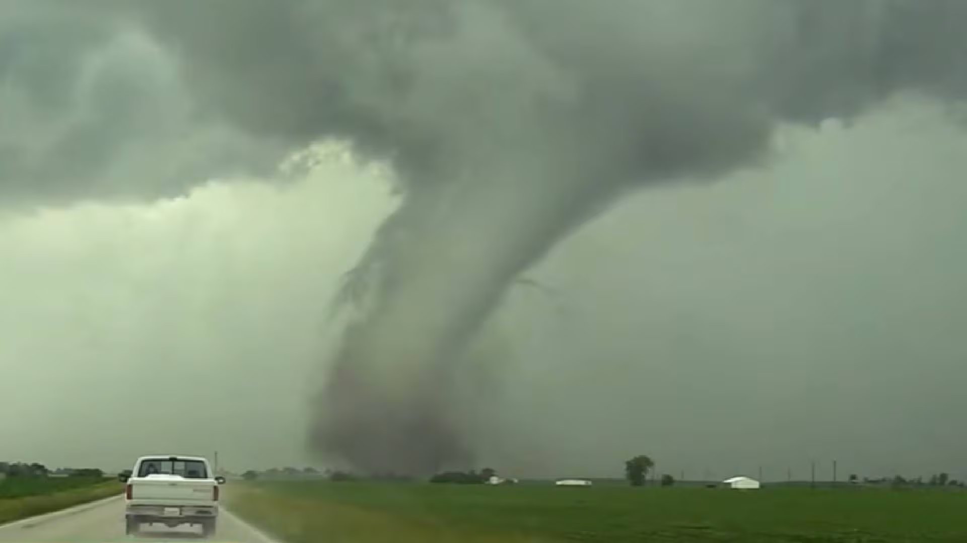 Las tormentas azotaron el Medio Oeste en dos fases: primero impactaron en Iowa y luego descargaron los tornados más intensos sobre Illinois e Indiana (ABC News)