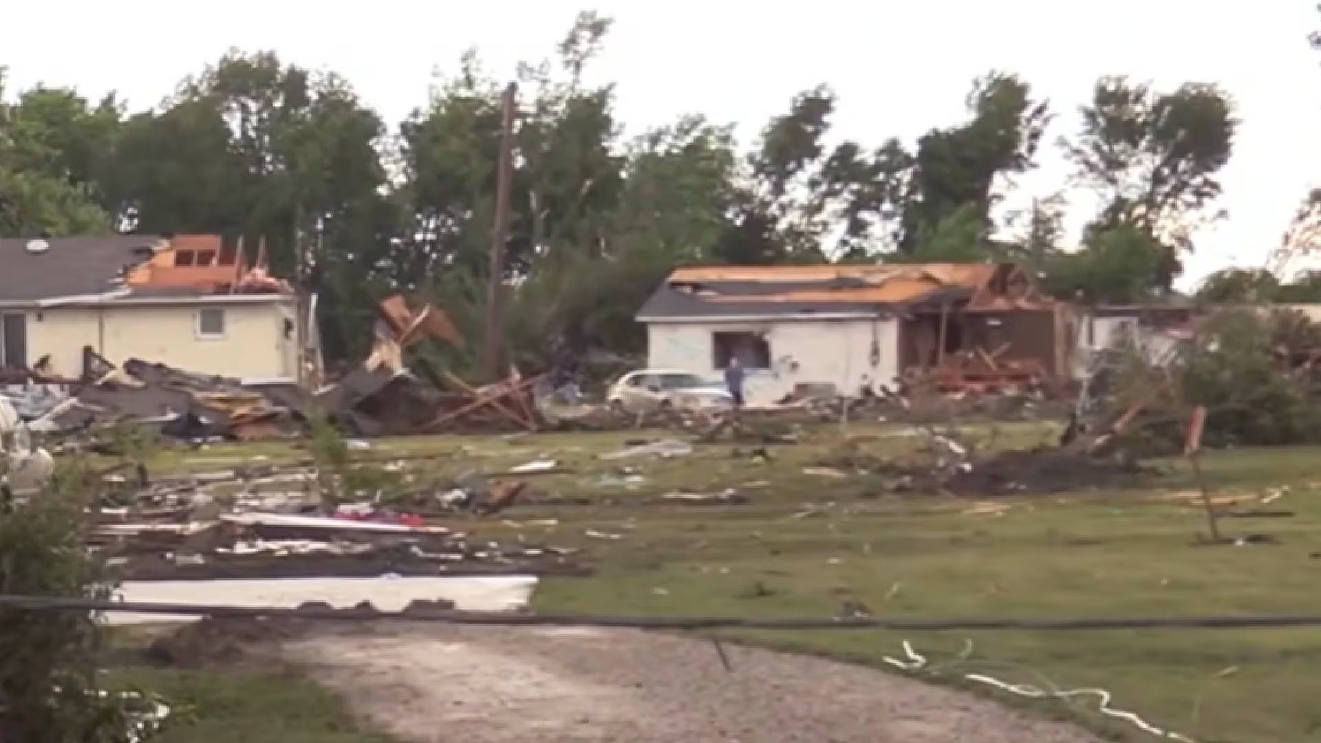 Dos viviendas seriamente dañadas y escombros por todas partes tras el impacto de un tornado en la zona rural M-049. (ABC News)