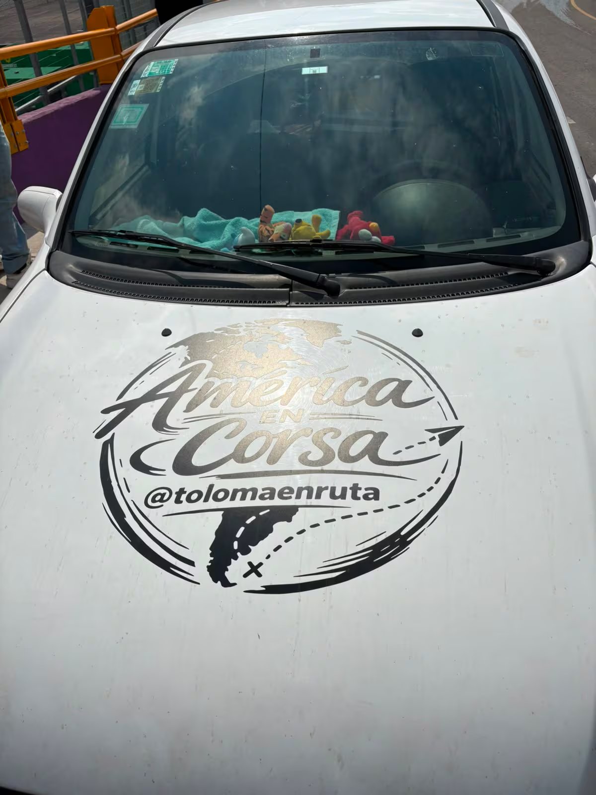 El vehículo de Lucas y Matías se convirtió en su hogar durante estos más de dos meses para llegar al Estadio Azteca (Luz Coello/ Infobae México)