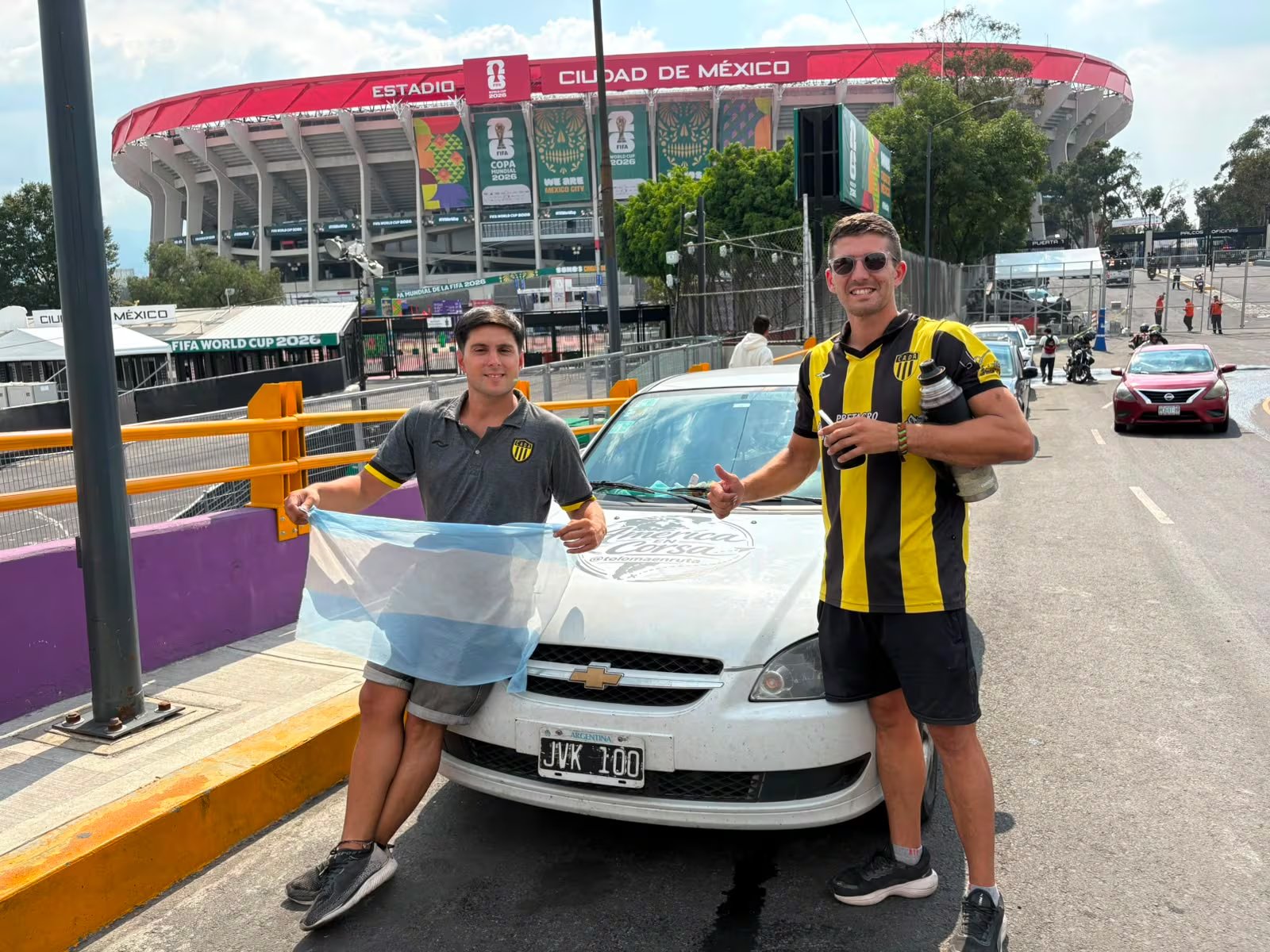 Lucas y Matías viajaron desde Argentina para llegar al Estadio Ciudad de México para el Mundial 2026 (Luz Coello/ Infobae México)