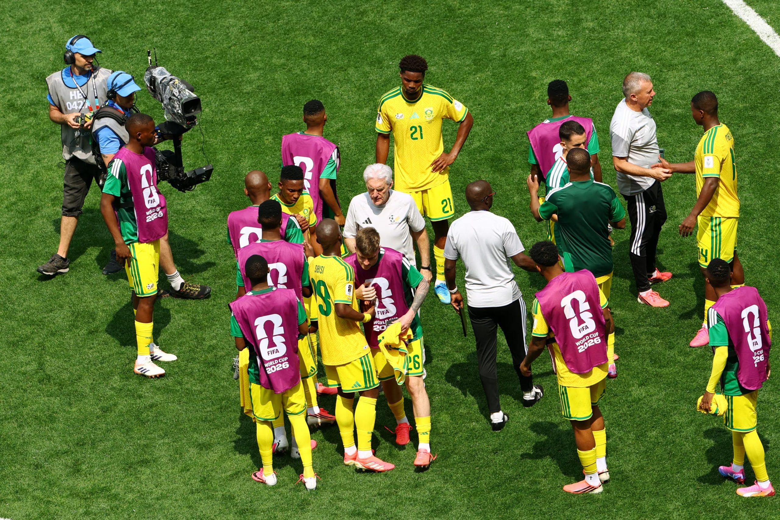 Sudáfrica perdió 2-0 contra México y sufrió las expulsiones de Sphephelo Sithole y Themba Zwane. REUTERS/Raquel Cunha