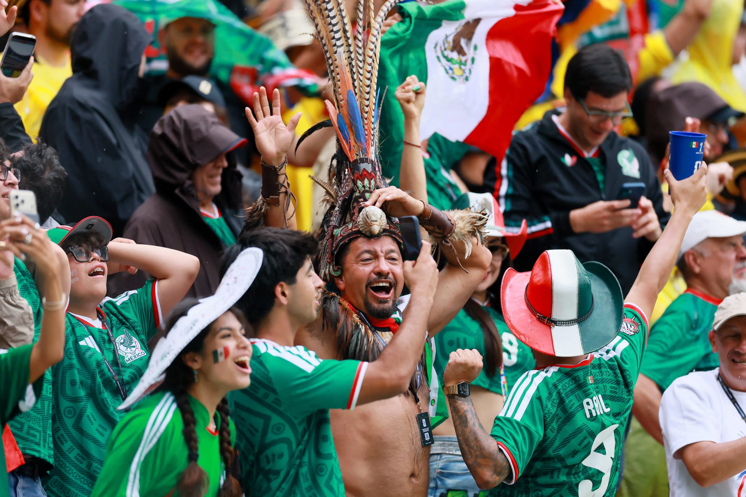 Fútbol - Copa Mundial de la FIFA 2026 - Grupo A - México vs Sudáfrica - Estadio Azteca, Ciudad de México, México - 11 de junio de 2026. Los hinchas mexicanos celebran después de que Raúl Jiménez anotara el segundo gol. REUTERS/Eloisa Sanchez