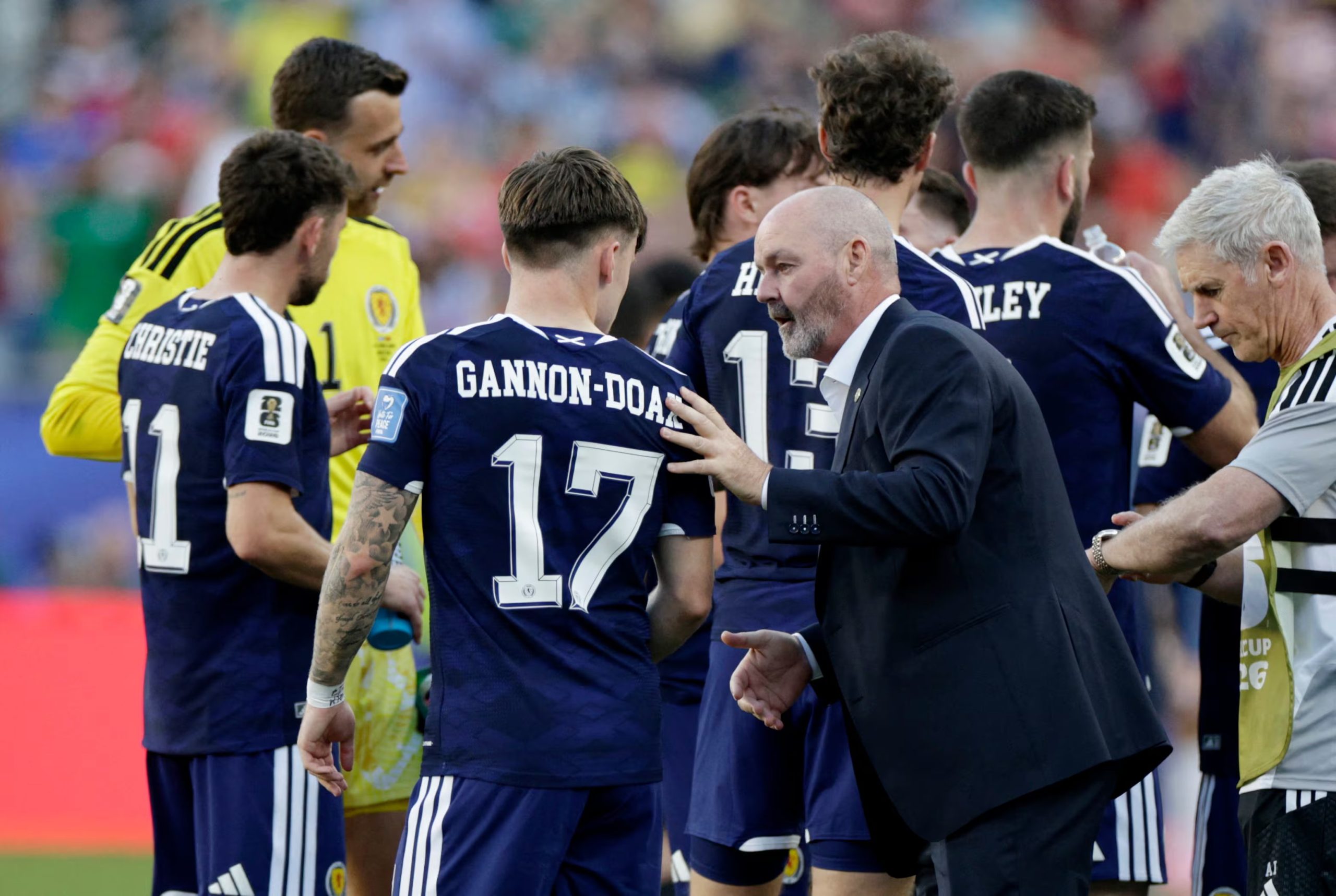 Soccer Football - FIFA World Cup 2026 - Group C - Scotland v Morocco - Boston Stadium, Foxborough, Massachusetts, U.S. - June 19, 2026 Scotland manager Steve Clarke gives instructions to Ben Gannon-Doak during a hydration break REUTERS/Pilar Olivares