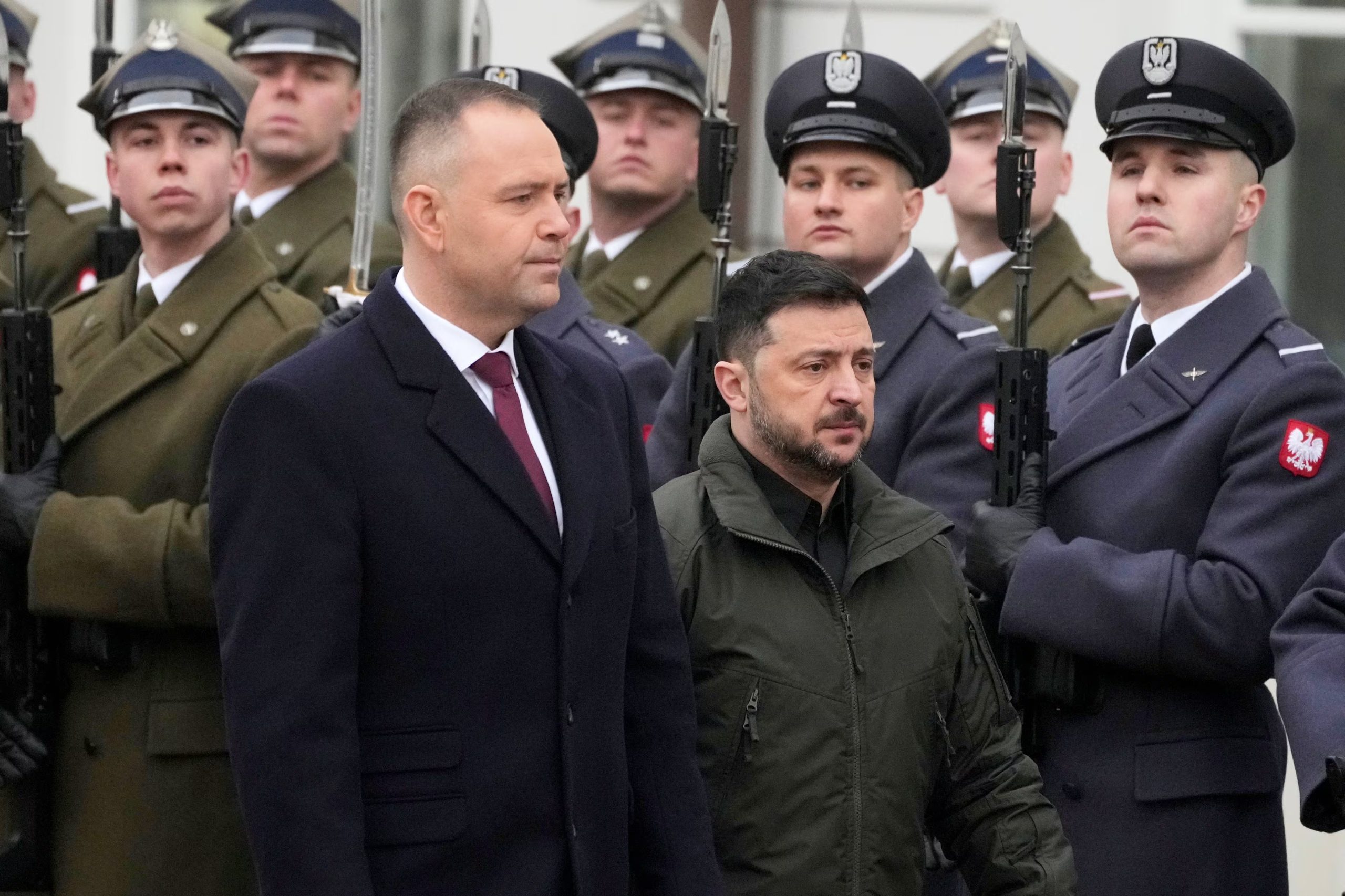 El presidente de Polonia, Karol Nawrocki (izquierda), y el de Ucrania, Volodimir Zelensky, durante una ceremonia de bienvenida antes de su reunión en el Palacio Presidencial de Varsovia, Polonia. (AP Foto/Czarek Sokolowski)