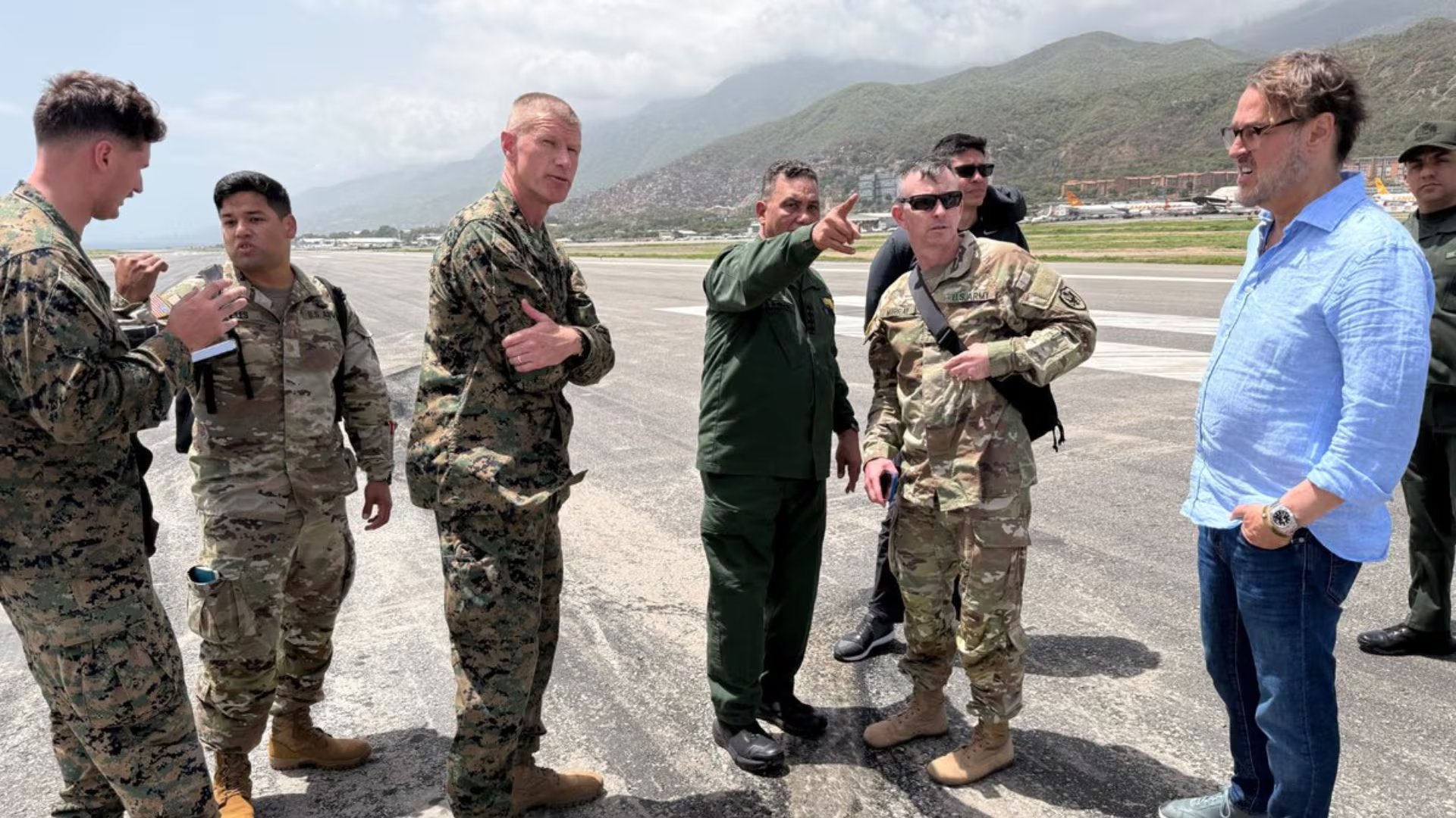 El Mayor General de la Infantería de Marina de EE.UU. Kevin J. Jarrard se reunió con el ministro de Defensa venezolano Gen. Gustavo González López y otros líderes de alto nivel para realizar una evaluación del Aeropuerto Internacional Simón Bolívar y coordinar los esfuerzos de ayuda en Venezuela (@SOUTHCOM)