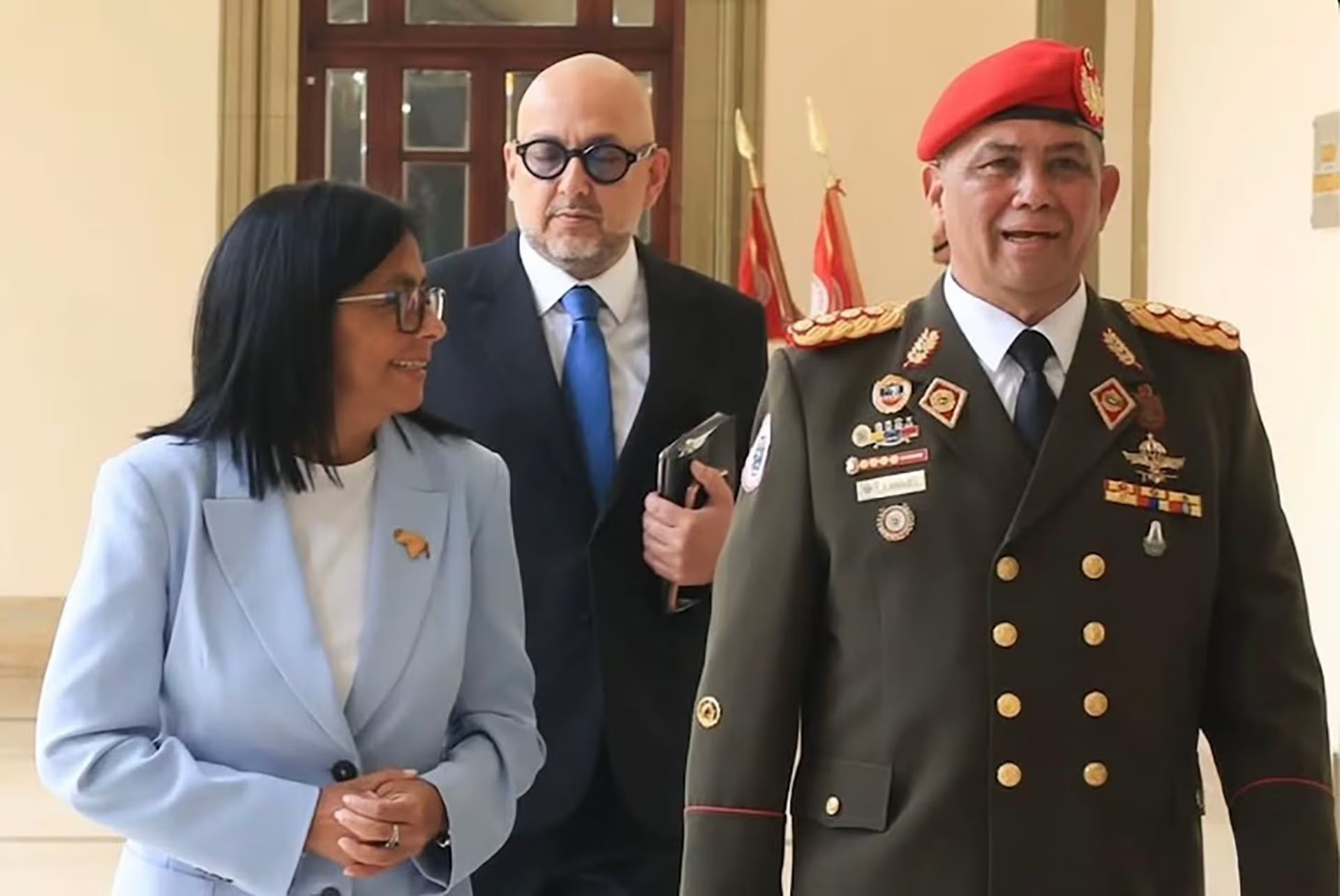 Delcy Rodríguez y el ministro de la Defensa, GJ (Ej) Gustavo González López, caminan juntos en el Palacio de Miraflores.