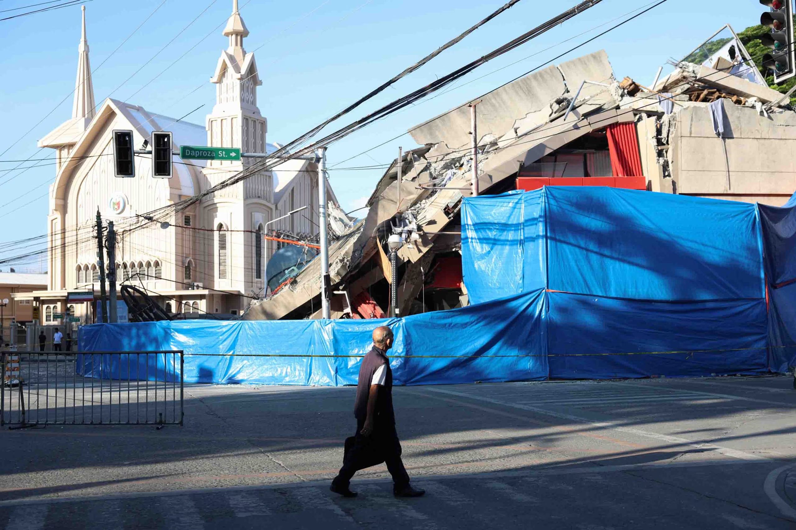 Un hombre pasa junto a un edificio dañado tras un terremoto en General Santos, Filipinas, el martes 9 de junio de 2026 (AP/Basilio Sepe)