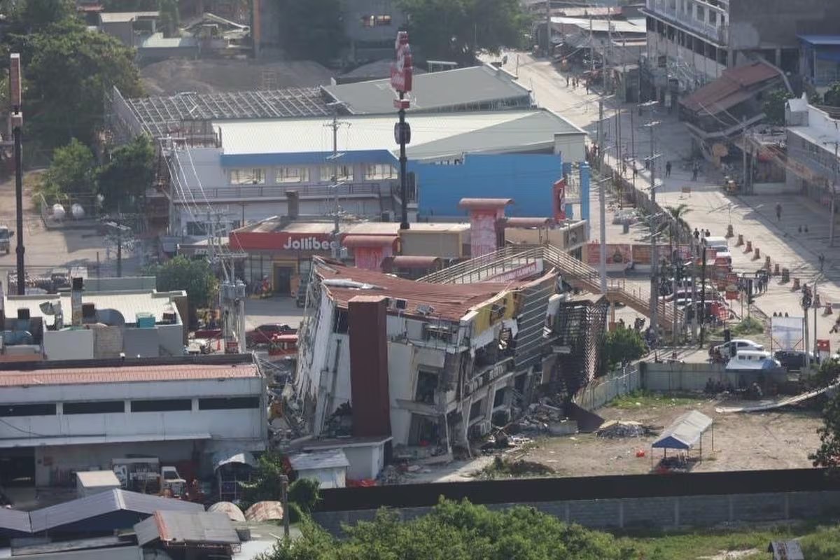 Edificios dañados un día después de que un fuerte terremoto sacudiera la ciudad de General Santos, en el sur de Filipinas, el martes 9 de junio de 2026. (Guardia Costera de Filipinas vía AP)