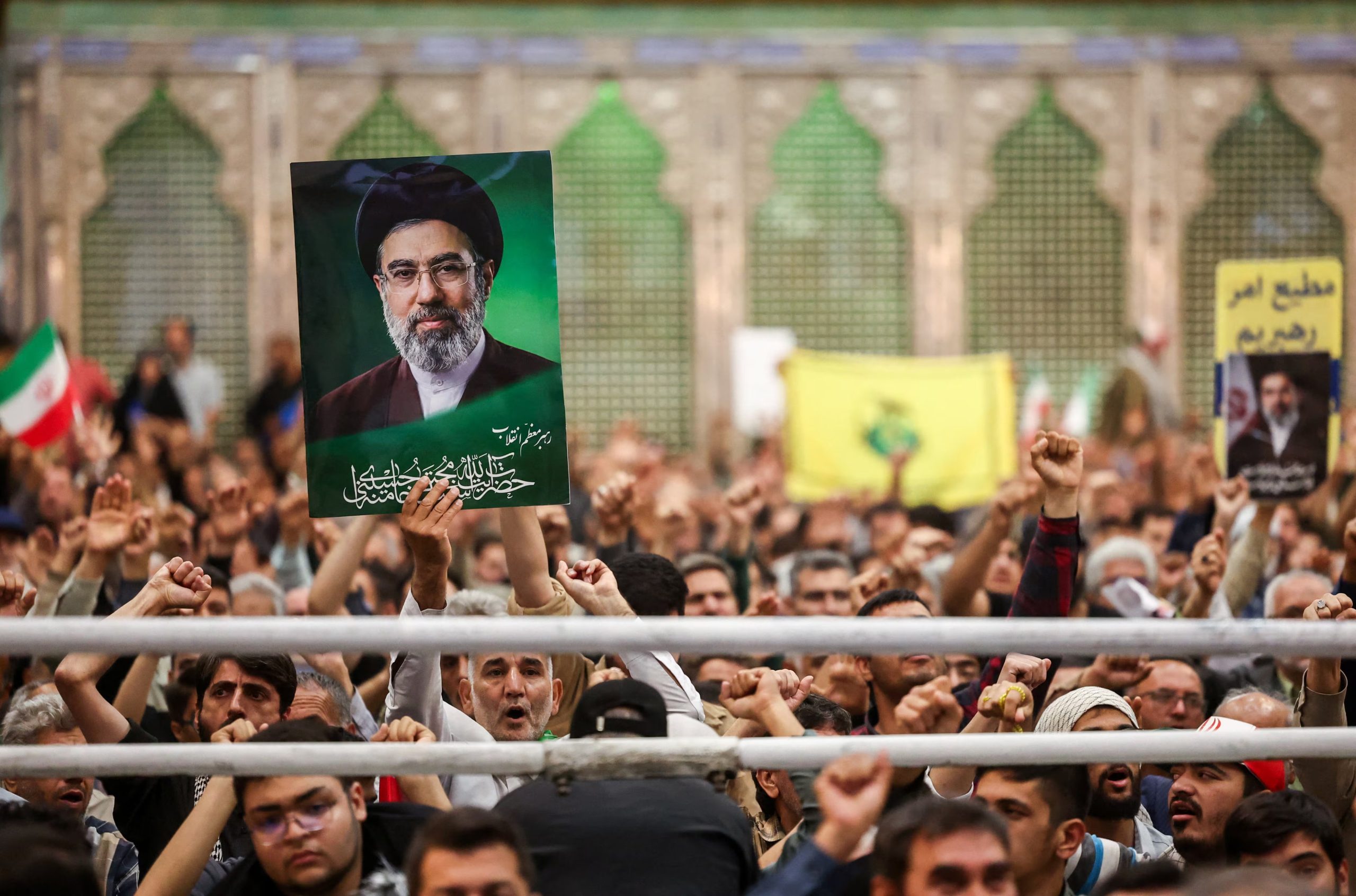 Un hombre sostiene un cartel con la imagen del líder supremo iraní Mojtaba Khamenei durante el acto por el 37° aniversario de la muerte del ayatolá Ruhollah Khomenini, en su mausoleo al sur de Teherán, el 4 de junio de 2026. (Majid Asgaripour/WANA/Reuters)