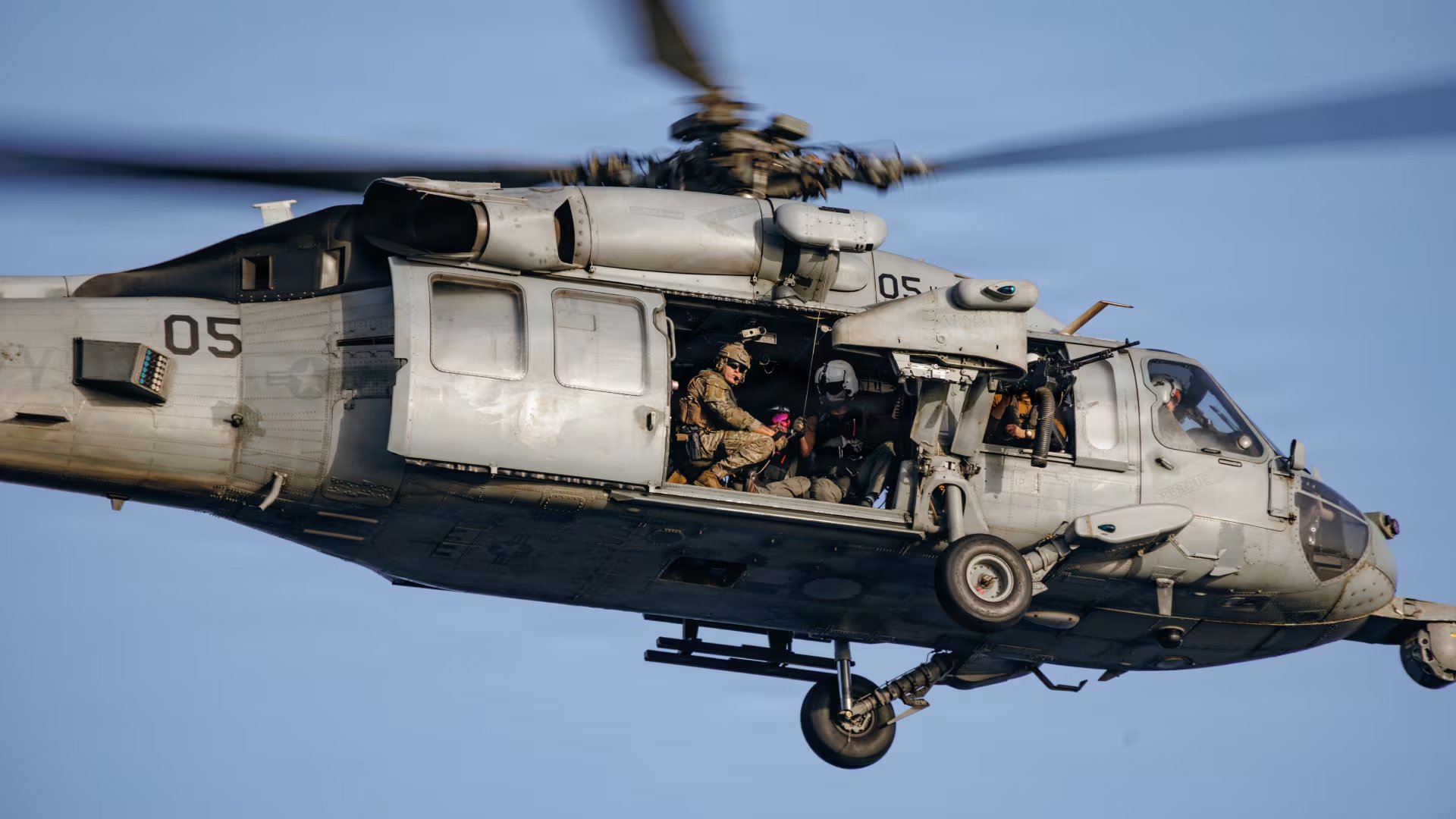 Marines y marineros estadounidenses realizan ejercicios de inserción aérea desde un helicóptero MH-60S Sea Hawk a bordo del USS Tripoli durante operaciones en el mar Arábigo 