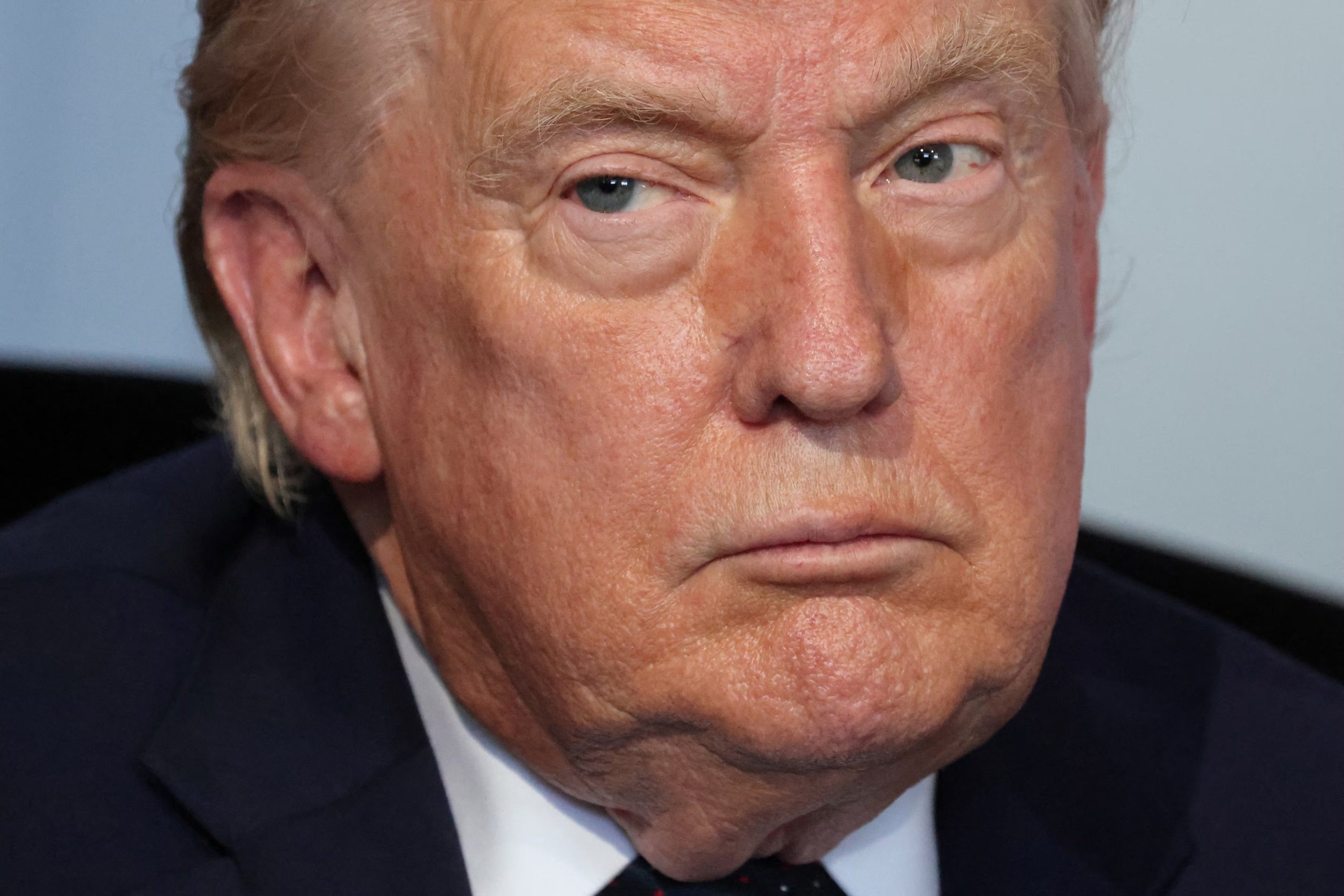 “El acuerdo ya está firmado y el estrecho ya está parcialmente abierto”, declaró Trump ante periodistas al llegar a Évian, donde participa de la cumbre del G7 (REUTERS)