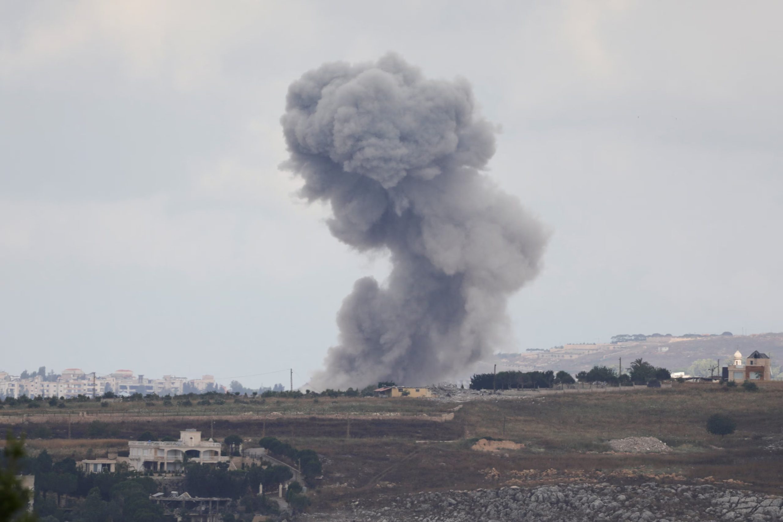 Horas después del anuncio, Israel lanzó un ataque con un dron contra un vehículo en el sur del Líbano (REUTERS)