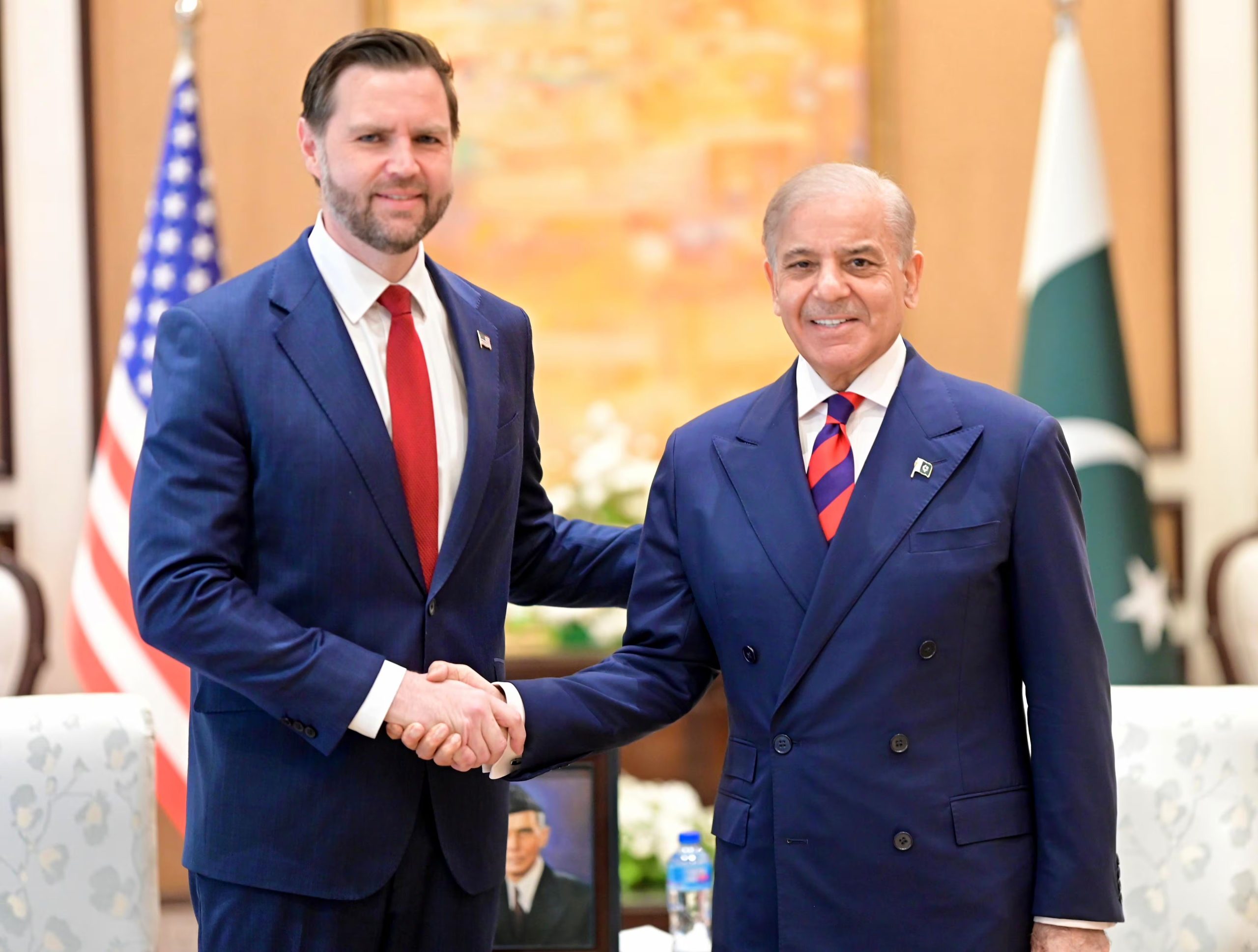 El vicepresidente estadounidense, JD Vance, saluda al primer ministro de Pakistán, Shehbaz Sharif, durante una reunión en Islamabad (EFE/Archivo)