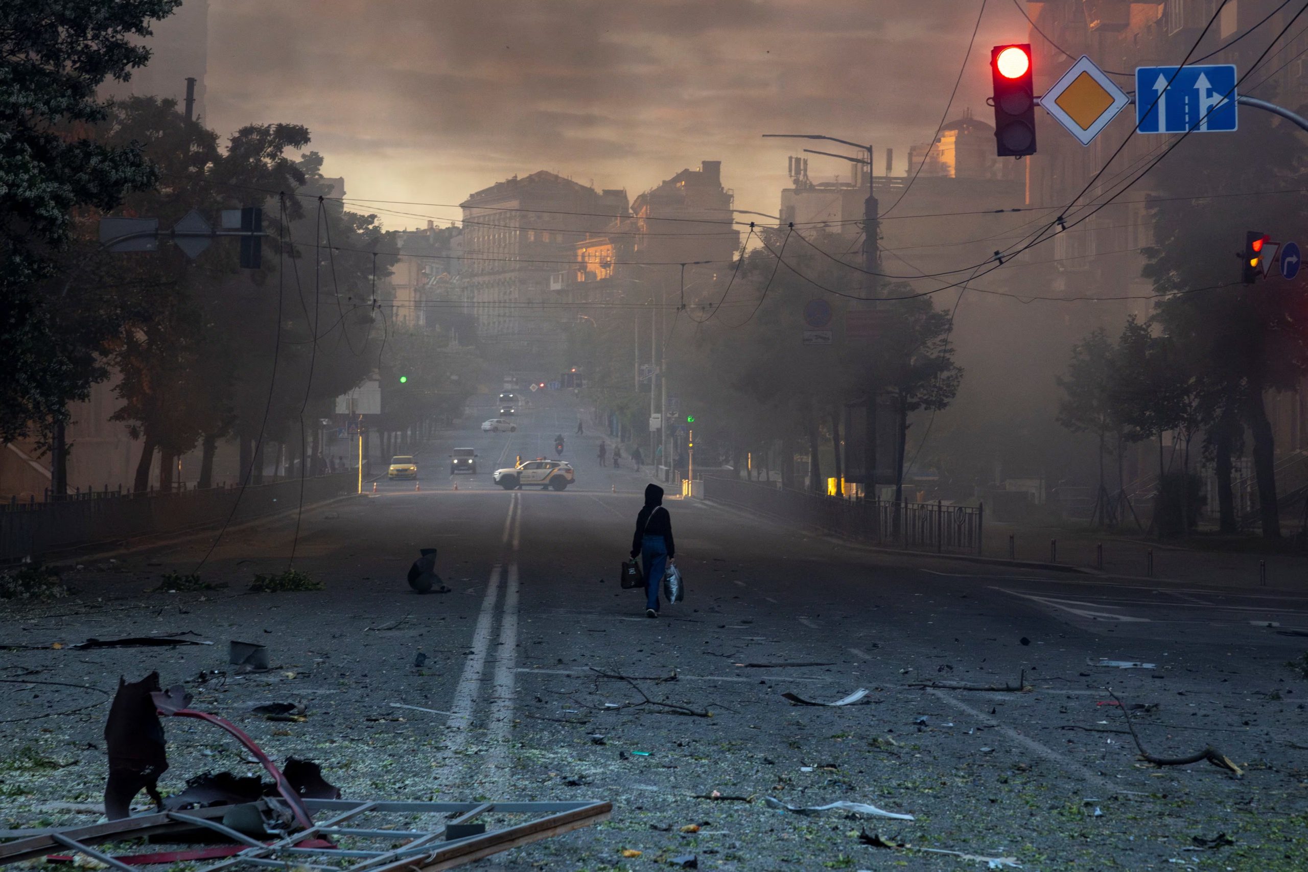 Imagen de archivo de una persona caminando por una calle sembrada de escombros tras un ataque nocturno ruso con misiles y drones en Kiev, Ucrania. 24 mayo 2026. REUTERS/Thomas Peter