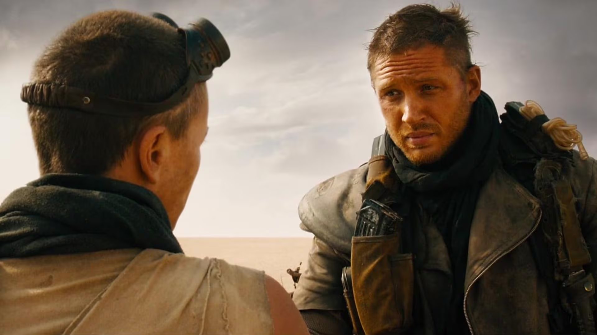 Charlize Theron (de espaldas) y Tom Hardy en 'Mad Max: Furia en la carretera'. (Warner Bros)