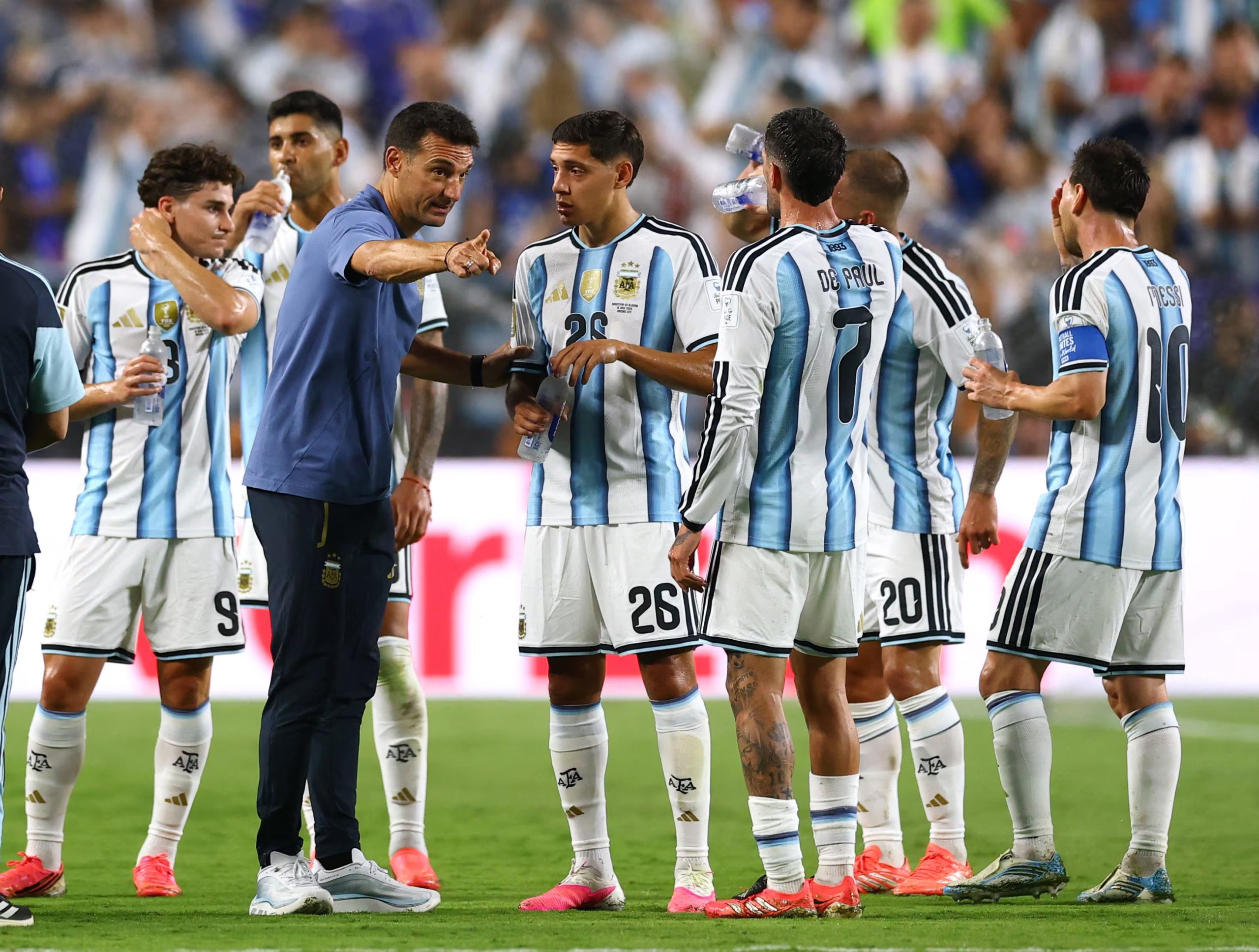 El entrenador de Argentina, Lionel Scaloni, habla con sus jugadores durante la pausa para hidratarse de la segunda parte. REUTERS/Claudia Greco