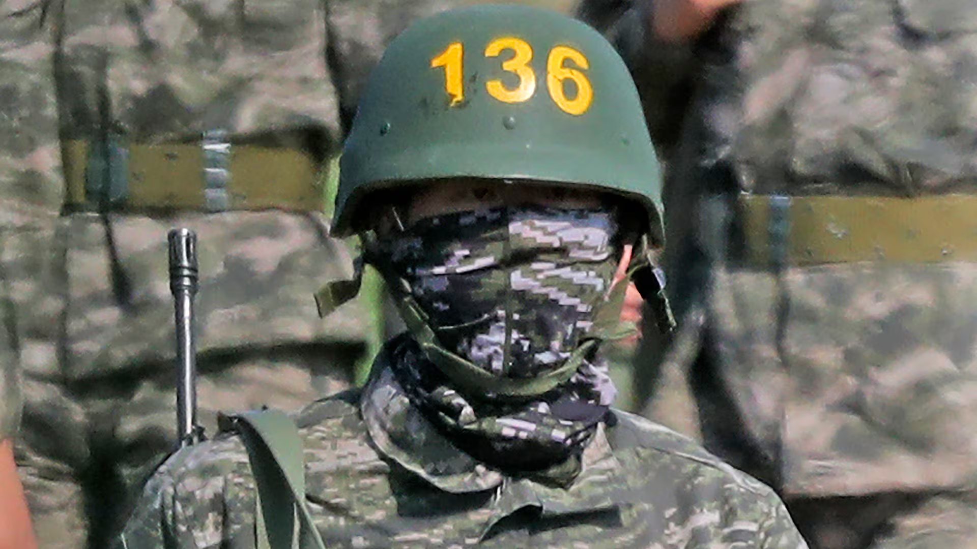 Son, con casco a prueba de balas, en uno de los campamentos en Corea del Sur durante 2020 (Park Ji-ho/Yonhap via AP)