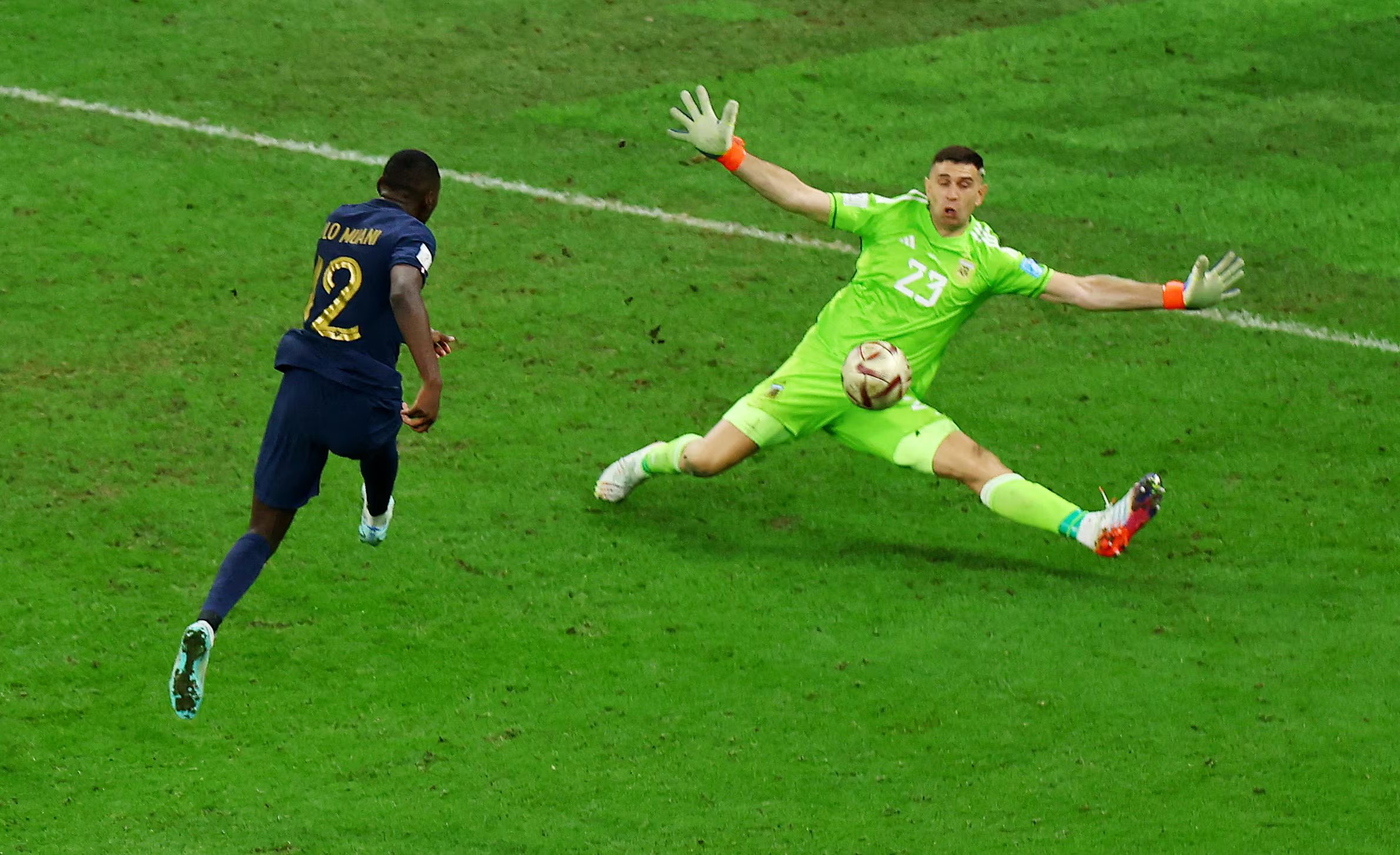 La atajada del Dibu Martínez a Randal Kolo Muani, clave en la final de Qatar 2022 (REUTERS/Molly Darlington)