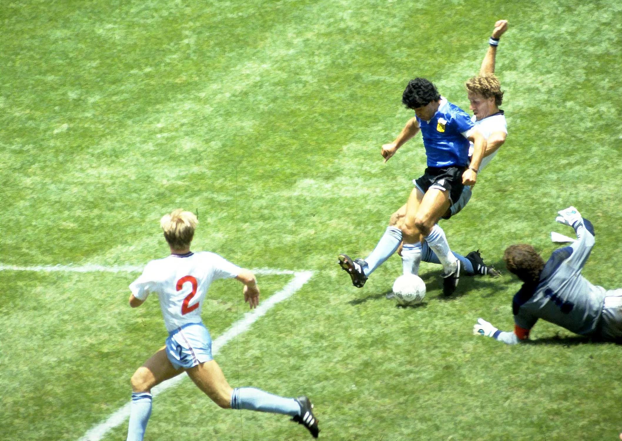 Dio Maradona hizo dos de los goles más recordados en la historia de los mundiales ante Inglaterra (Reuters/Juha Tamminen/File Photo)