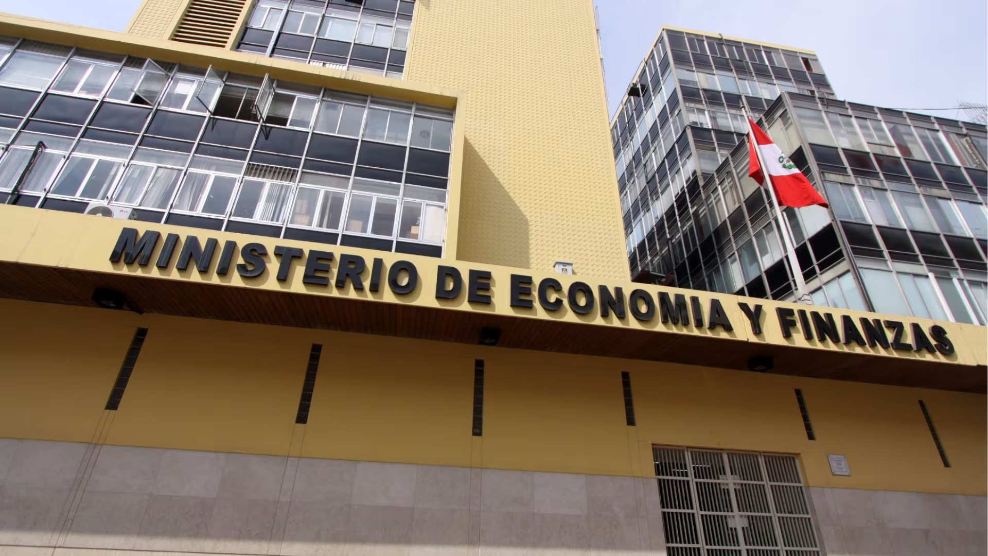 El Ministerio de Economía de Perú oficializó la contratación de Baker Botts LLP para defender al Estado en el arbitraje CIADI iniciado por VINCI por los peajes de LAMSAC. 