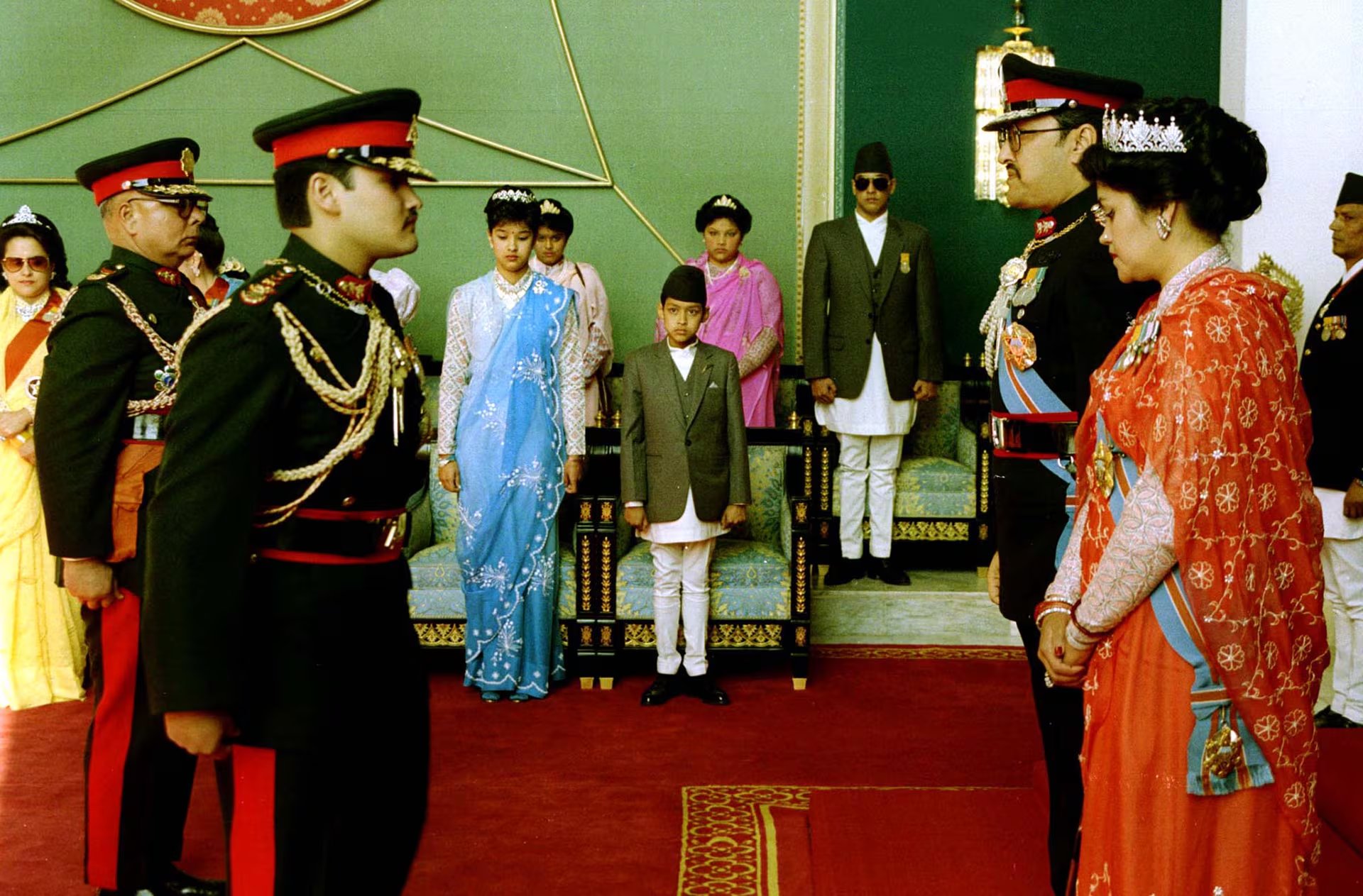 El rey Birendra de Nepal (segundo desde la derecha) y la reina Aishwarya (a la derecha) entregan una condecoración al príncipe heredero Dipendra (segundo desde la izquierda) durante la ceremonia por su mayoría de edad en el palacio real de Narayanhiti en 1990 (CP)