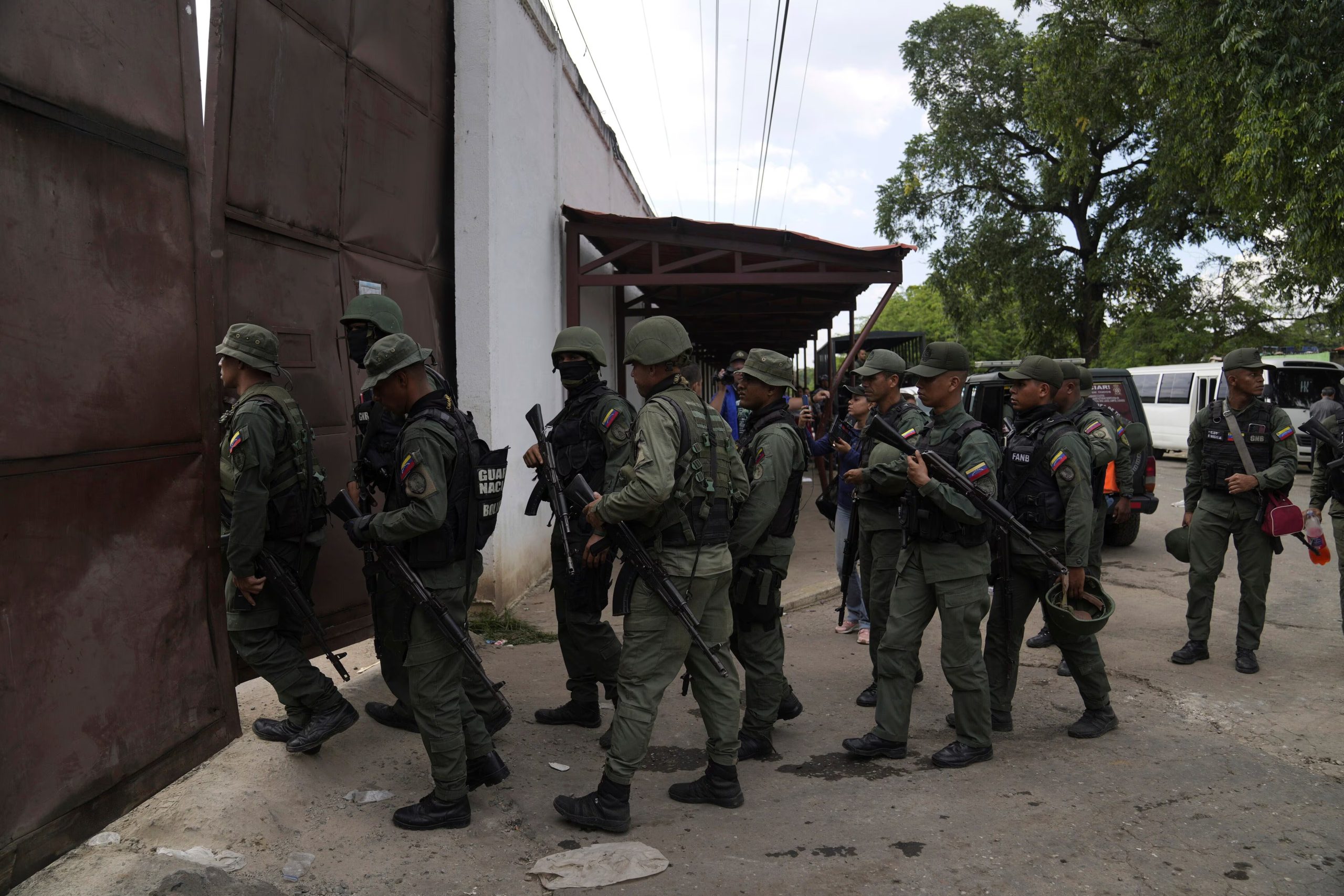 Soldados allanan el Centro Penitenciario de Tocorón, lugar de origen de la banda Tren de Aragua (AP/Archivo)