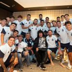 La Mona Jiménez convierte vuelo demorado en show con campeones mundiales