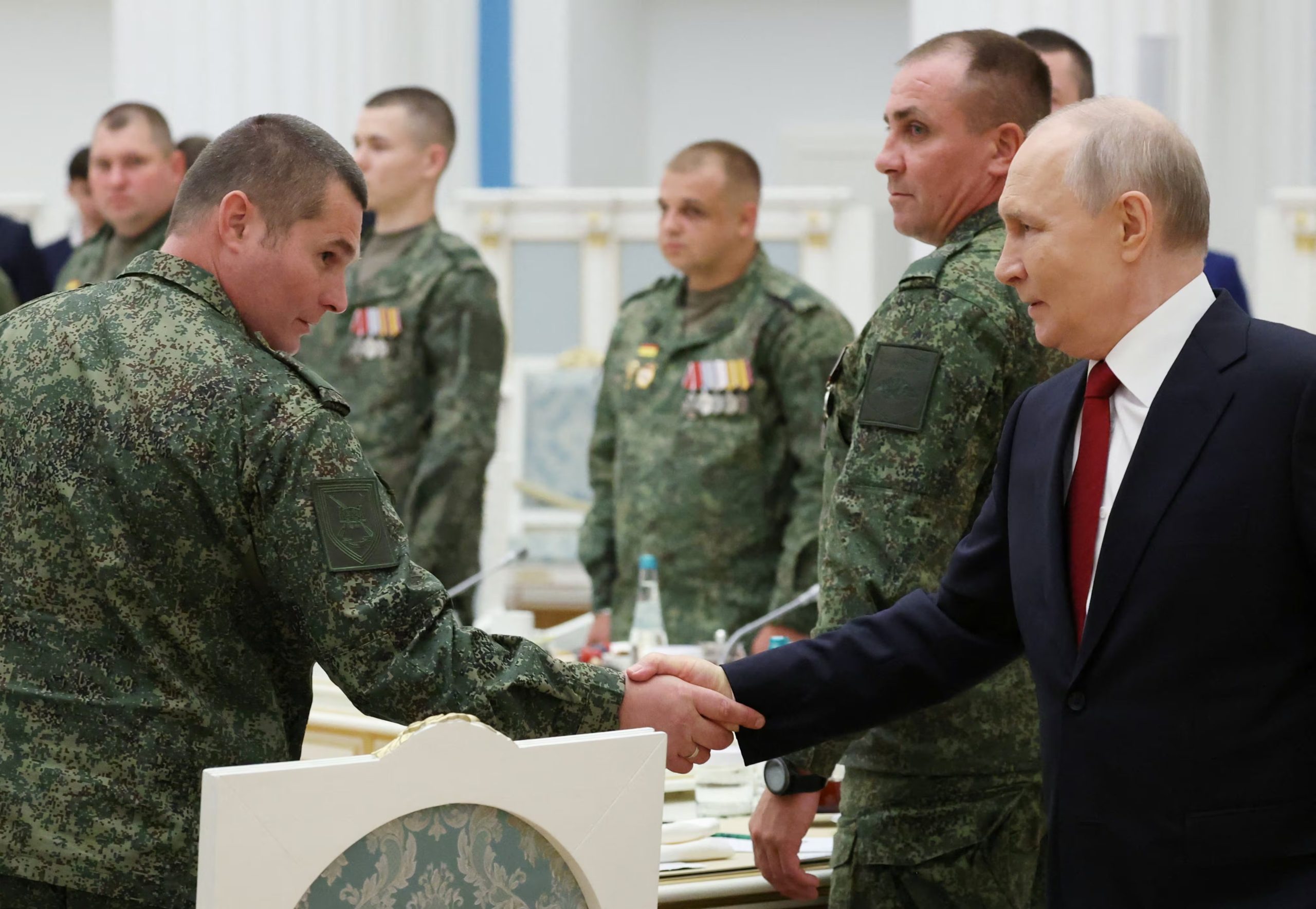 Putin asiste a una reunión con miembros de las fuerzas armadas rusas. Sputnik/Alexander Kazakov/vía REUTERS