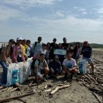 Jóvenes voluntarios fueron parte de una minga de limpieza en playas de Crucita