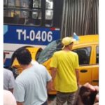 Múltiple siniestro de tránsito en el centro de Guayaquil involucra a unidad de la Metrovía