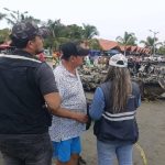 Expertos realizan análisis del mar en Manta tras el incendio de embarcaciones